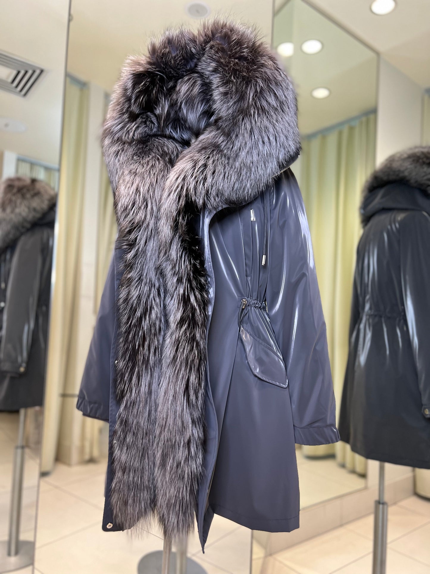 Parka Forrada con Capucha de Zorro Plateado Genuino y Aislamiento de Conejo