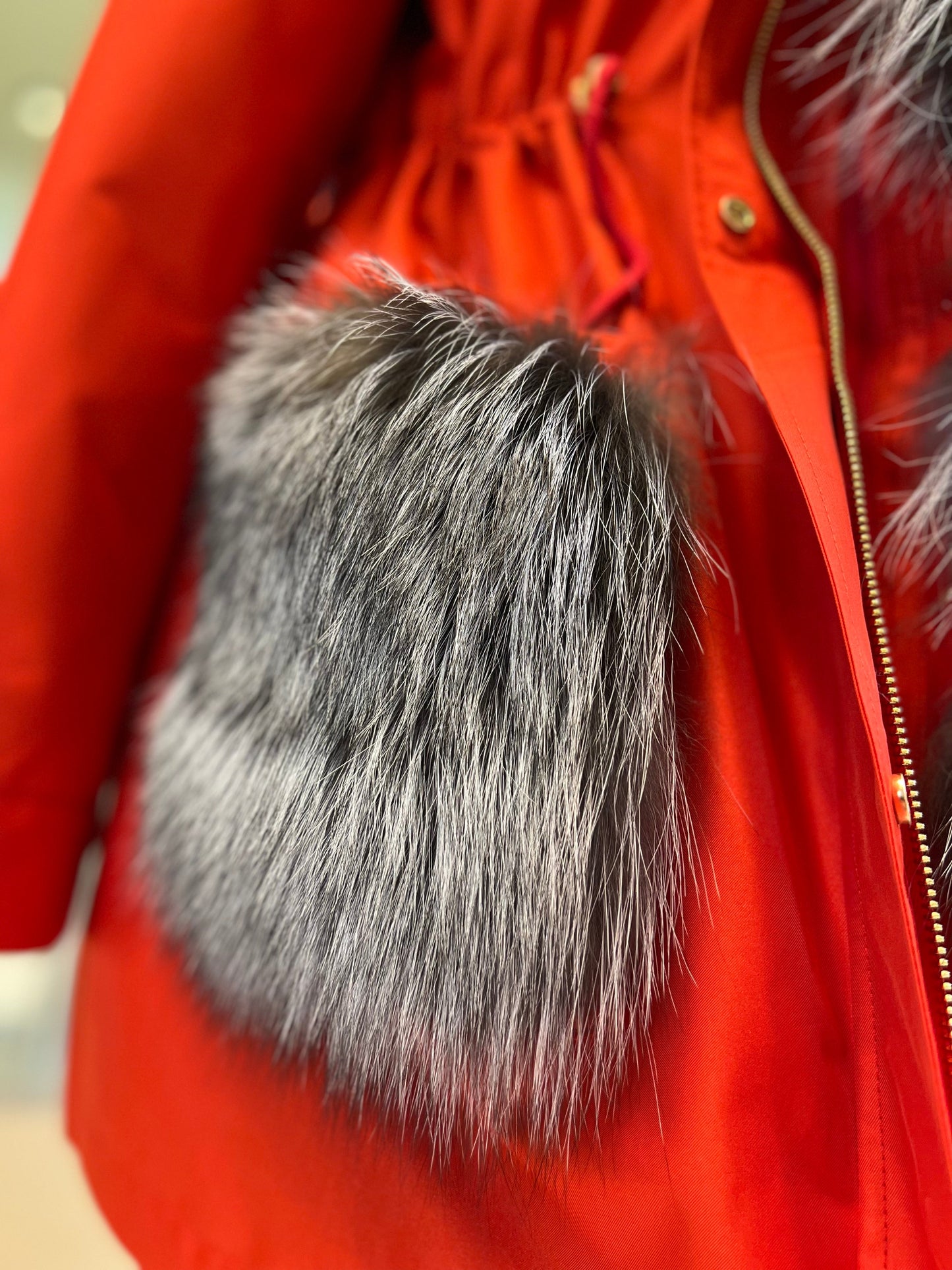 Parka Roma de piel auténtica de zorro plateado y conejo con aislamiento en color rojo