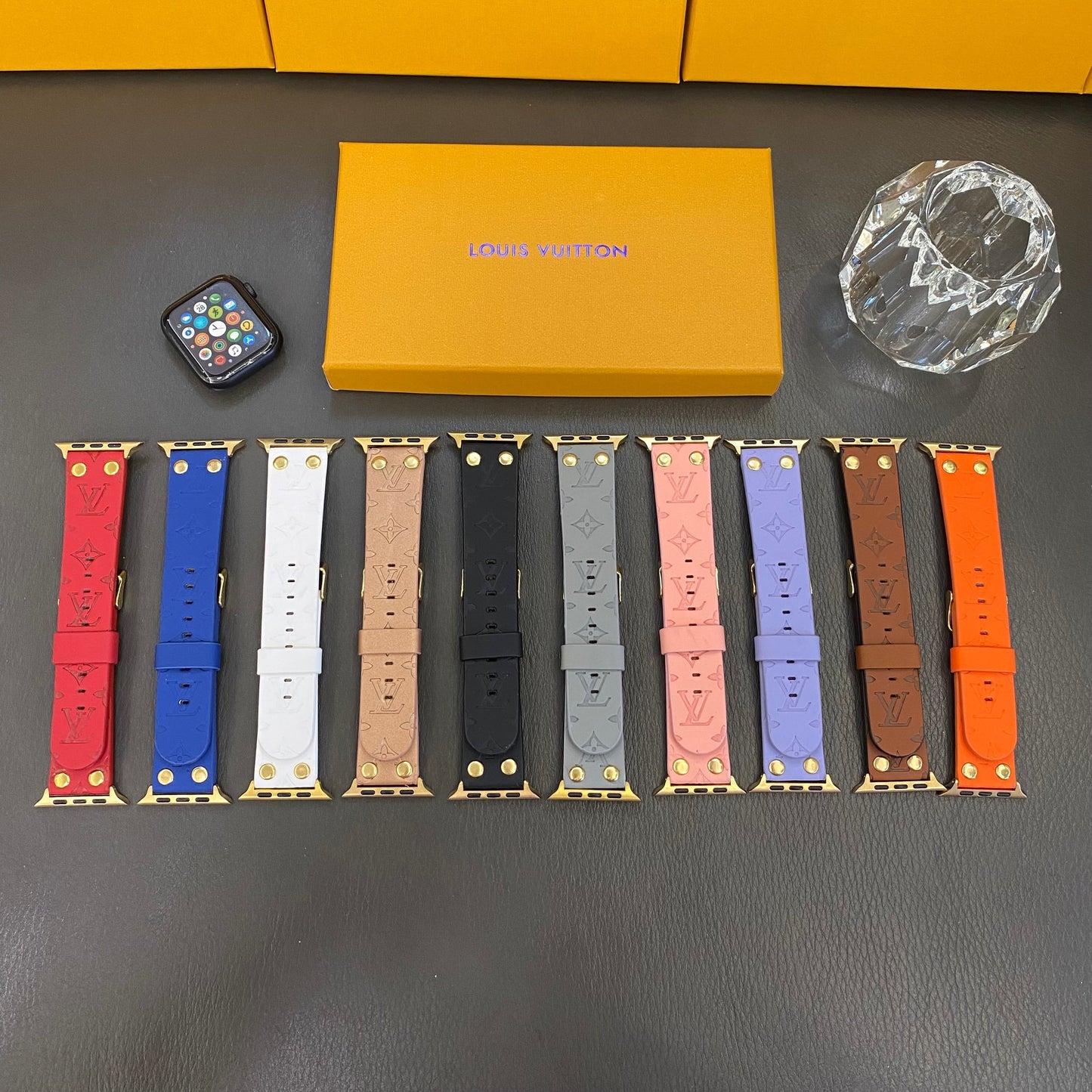 Pulsera de repuesto Apple con remaches decorativos y monograma en relieve WATCH BANDS