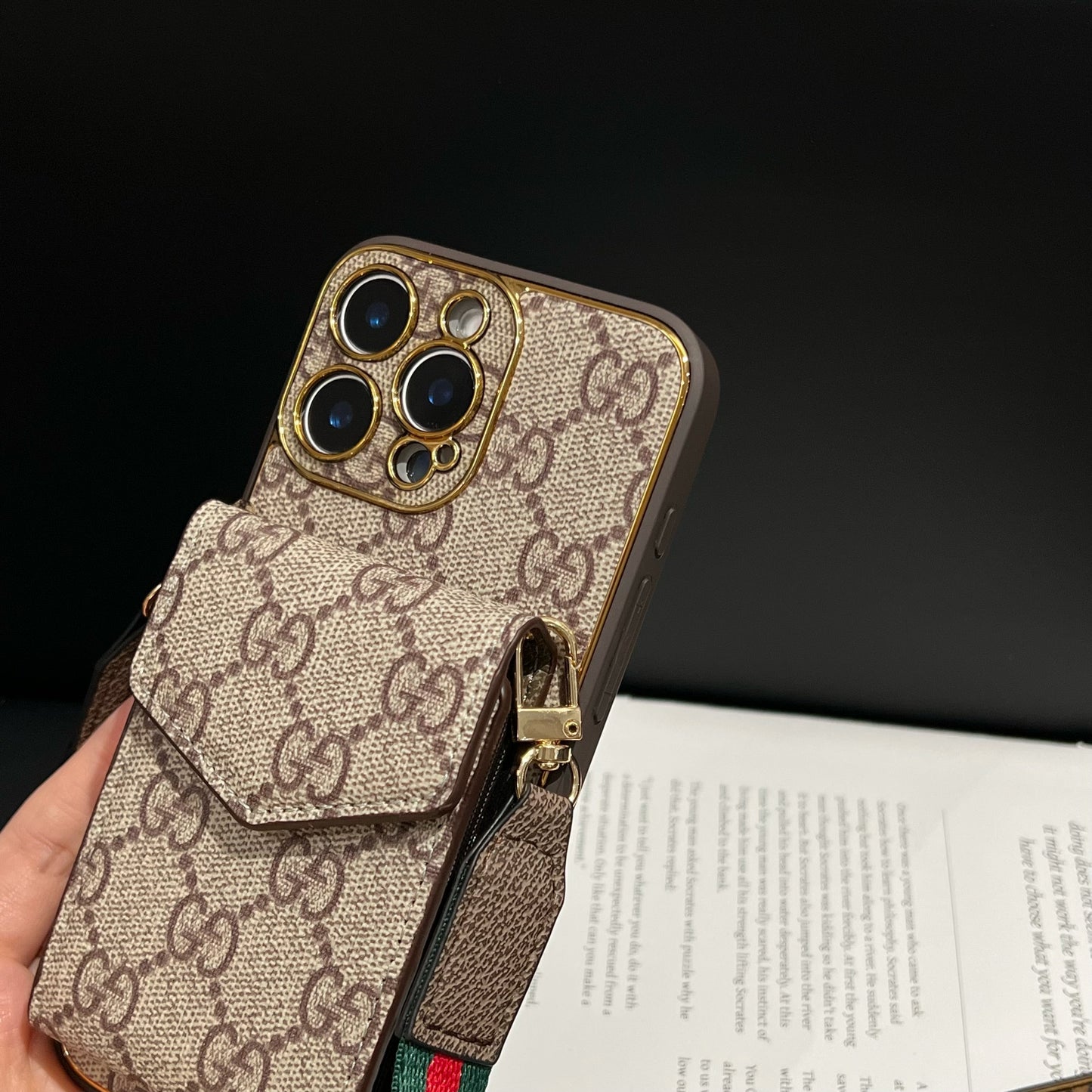 Elegante Funda Multifuncional para iPhone con Estampado LV - con Correa de Cadena, Soporte y Ranuras para Tarjetas