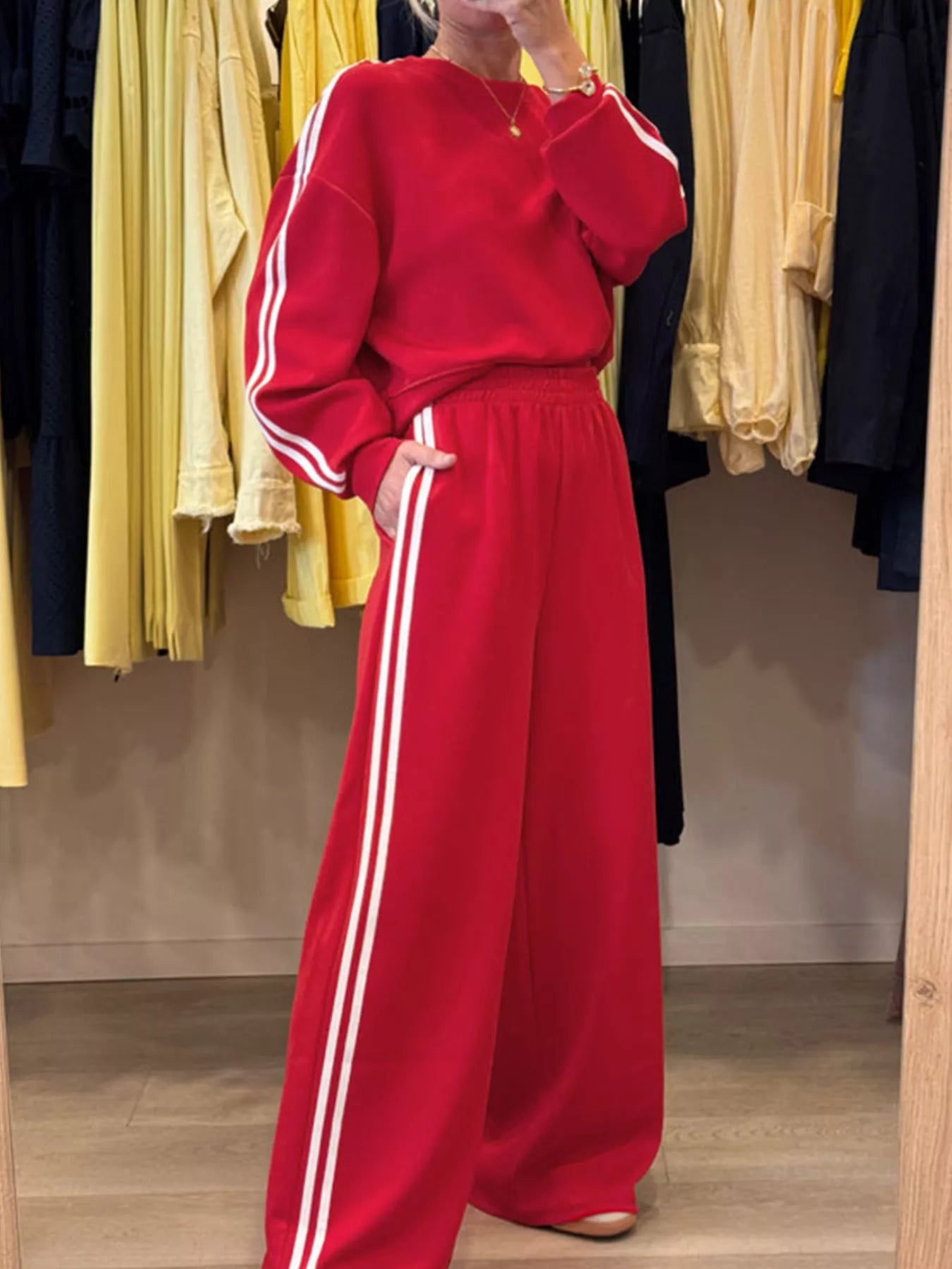 Conjunto de 2 piezas de top de cuello redondo con detalle a rayas y pantalones de chándal elásticos