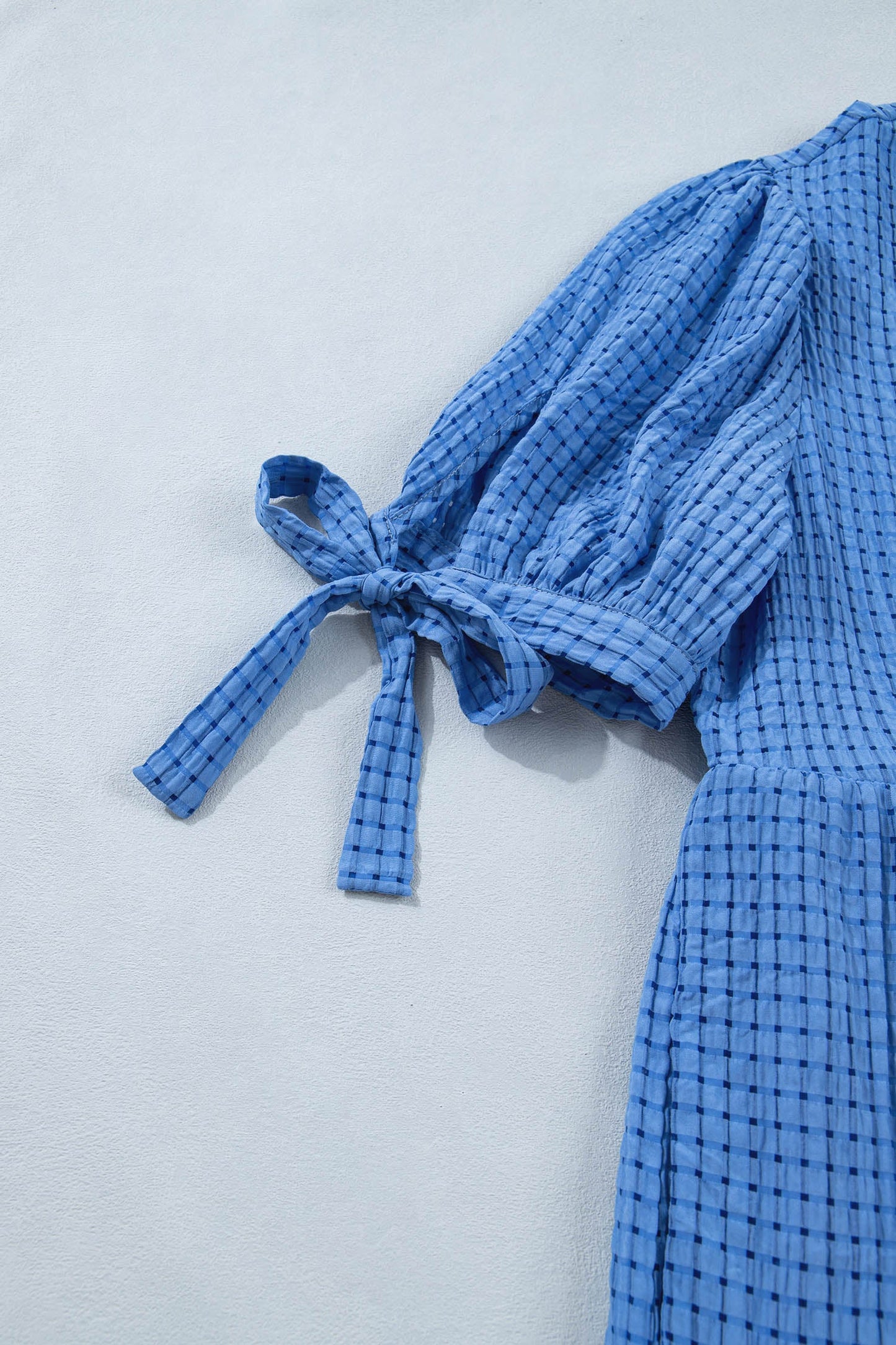 Vestido midi escalonado de manga corta con lazo texturizado de guinga azul anochecer