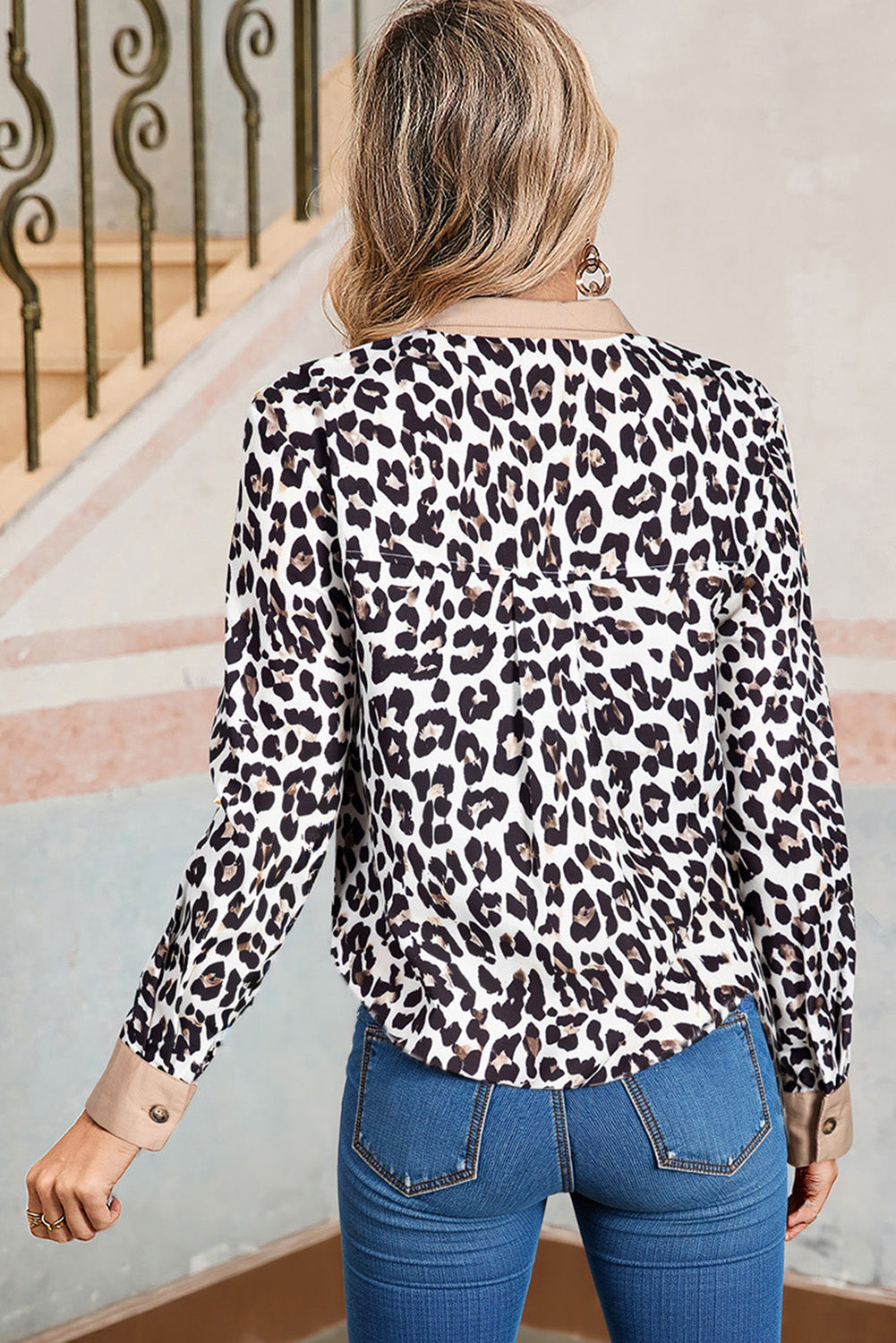Top de cuello con botones y puños en patchwork de contraste con estampado de leopardo multicolor
