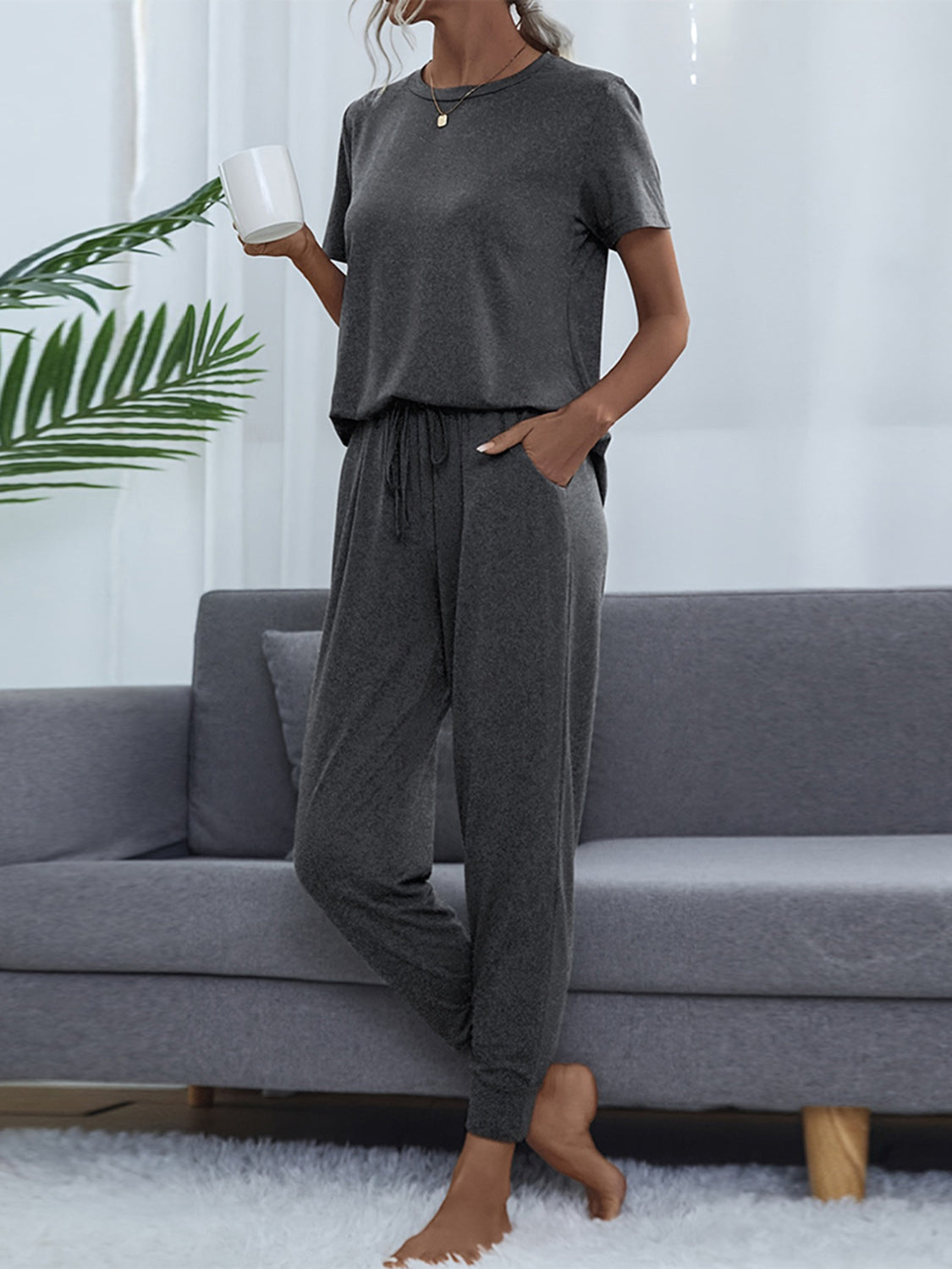 Conjunto de top y pantalón de manga corta con cuello redondo brillante