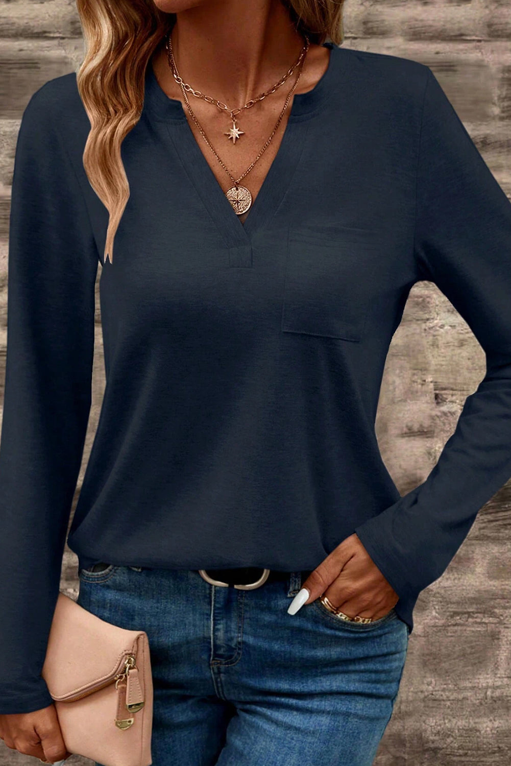 Camiseta de manga larga con cuello de pico, bolsillo y parche, color azul sucio