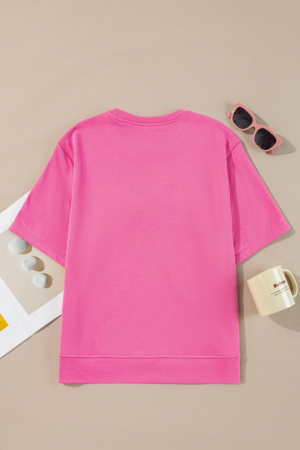 Camiseta suelta con lazo delantero de cinta de color de contraste rosa fresa con aberturas