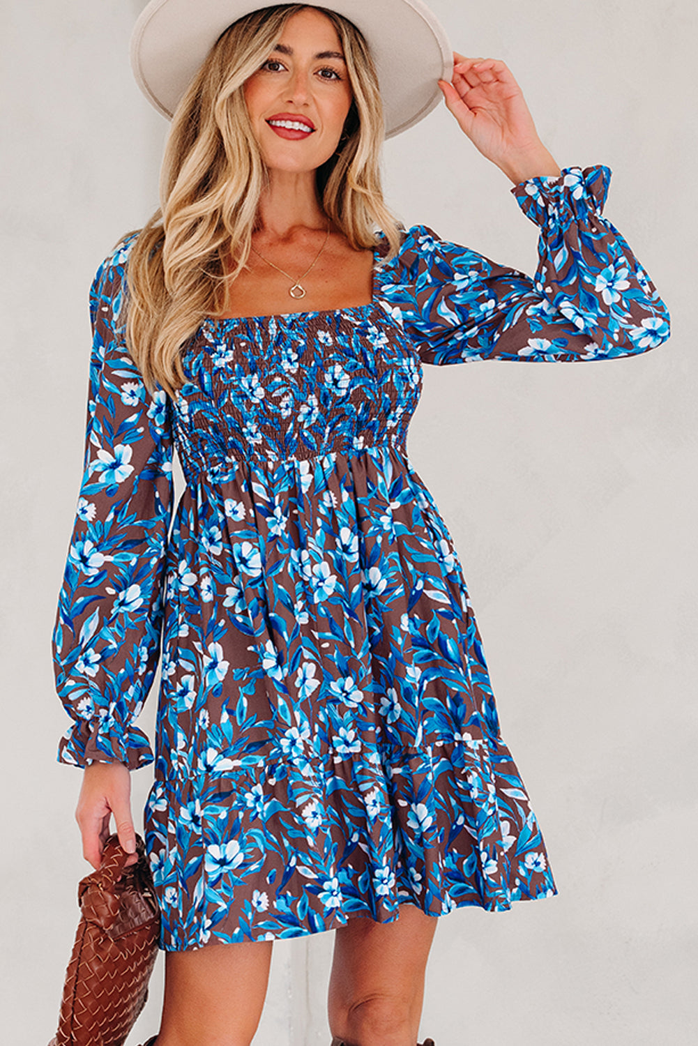 Vestido floral azul con cuerpo fruncido, cintura alta y mangas con volantes