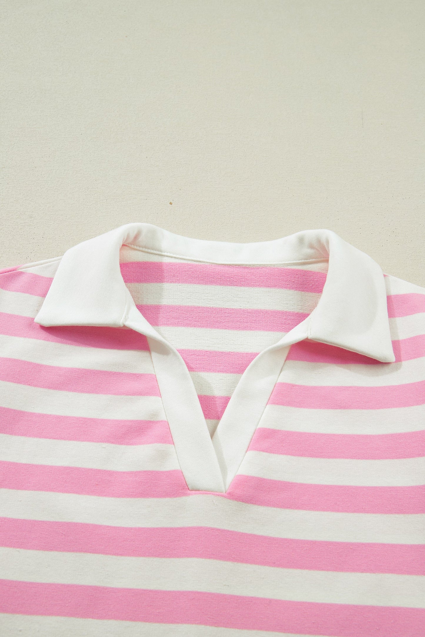 Blusa rosa a rayas con cuello en V y manga corta con volantes