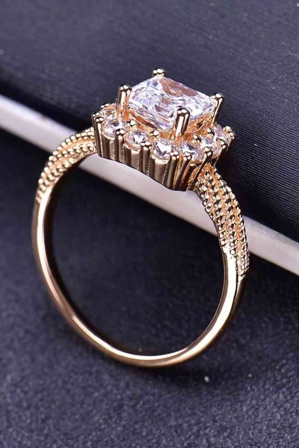 Anillo retorcido con moissanita de 1 quilate ElegantGem – Diseño minimalista en oro rosa de 18 quilates Ver tabla de tallas en "más detalles"
