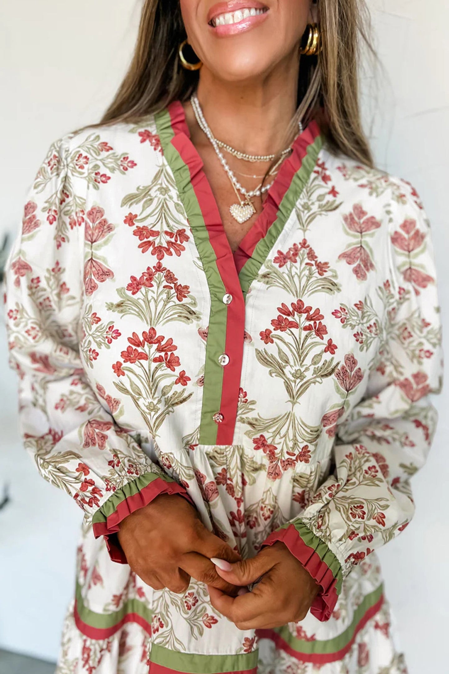 Vestido acampanado de manga larga con cuello con volantes y ribete en contraste con estampado floral rosa