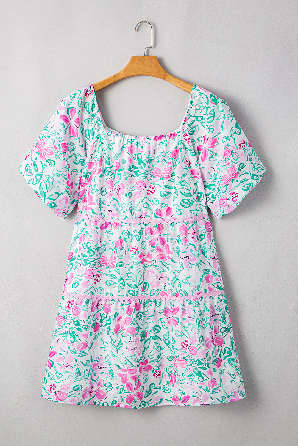 Minivestido de talla grande con estampado floral blanco, ribete de ric-rac y escote cuadrado