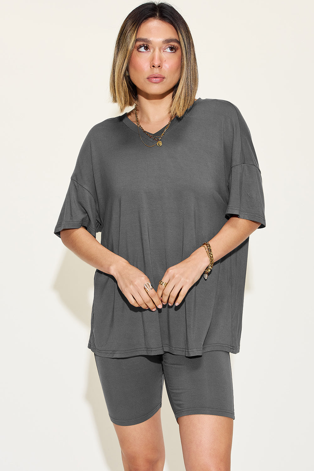 Conjunto de camiseta con cuello en V de talla grande Basic Bae con hombros caídos y pantalones cortos