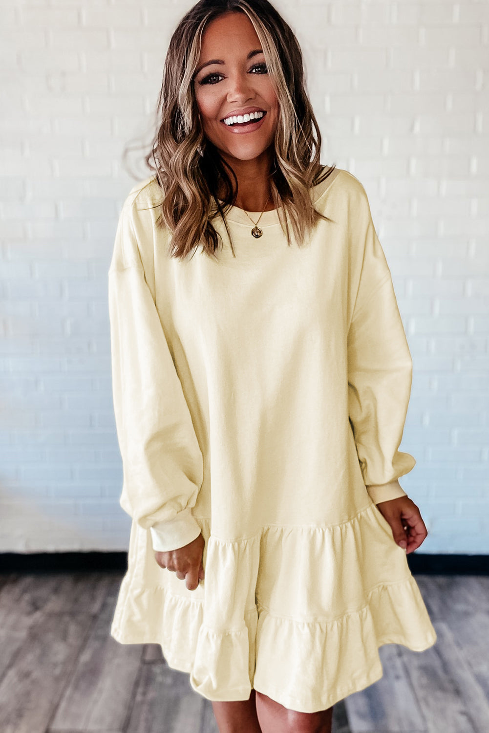 Minivestido suelto de manga larga con dobladillo con volantes de dos capas en color beige