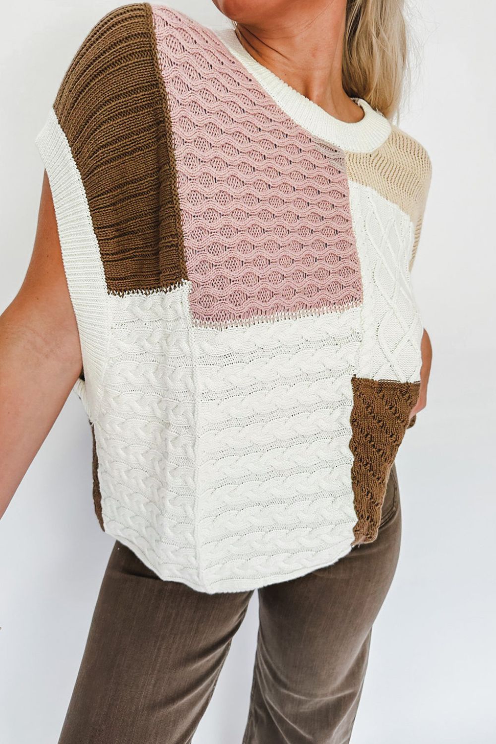 Chaleco de punto trenzado con bloques de color y cuello redondo