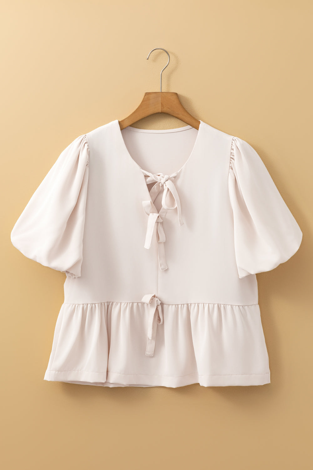 Blusa peplum blanca con lazo y mangas abullonadas