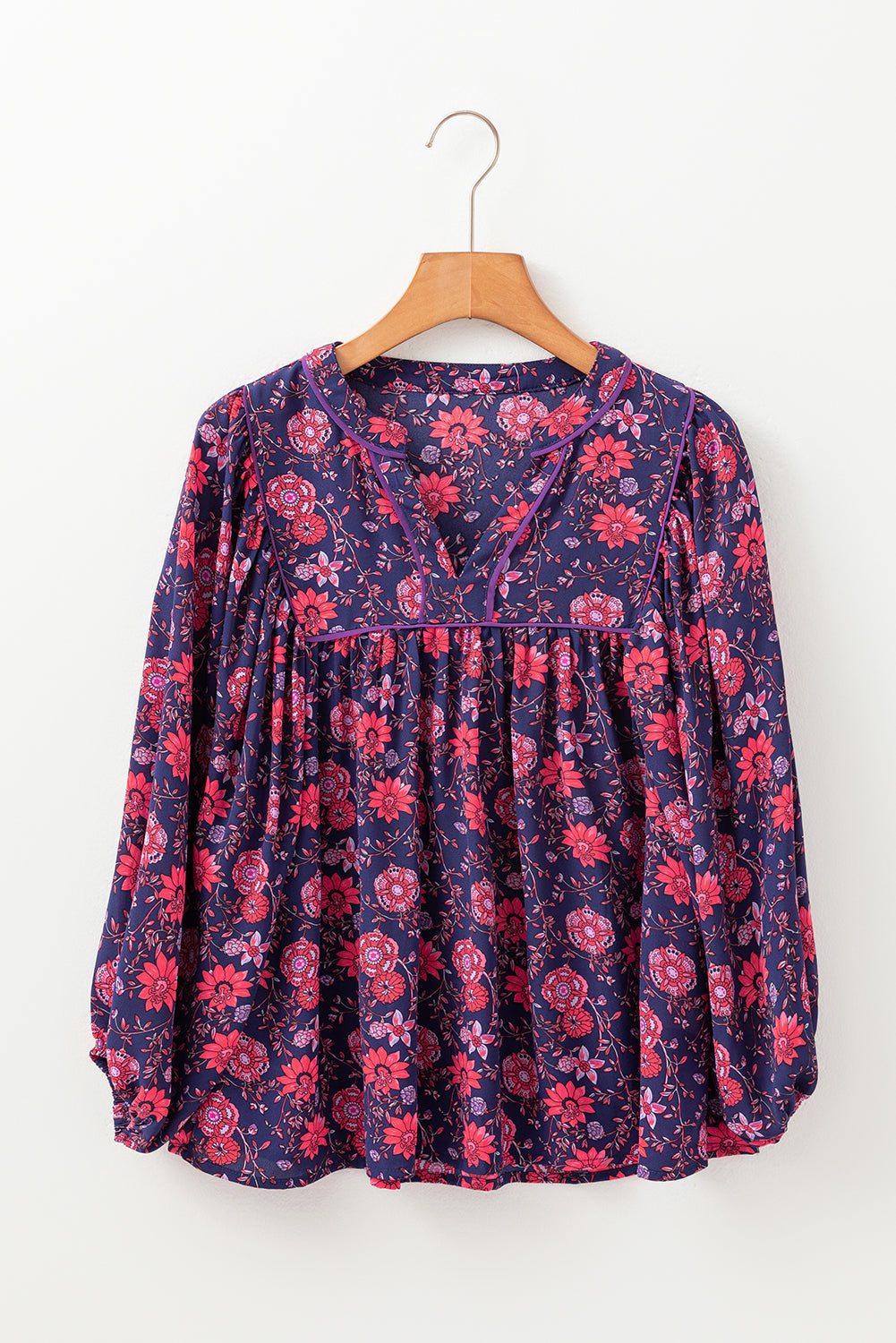 Blusa de manga corta con cuello dividido y estampado floral morado