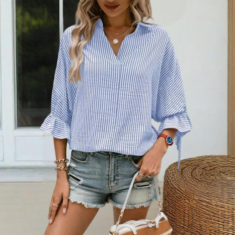 Blusa de mujer a rayas con cuello en V, puños con volantes y abertura con lazo en la espalda