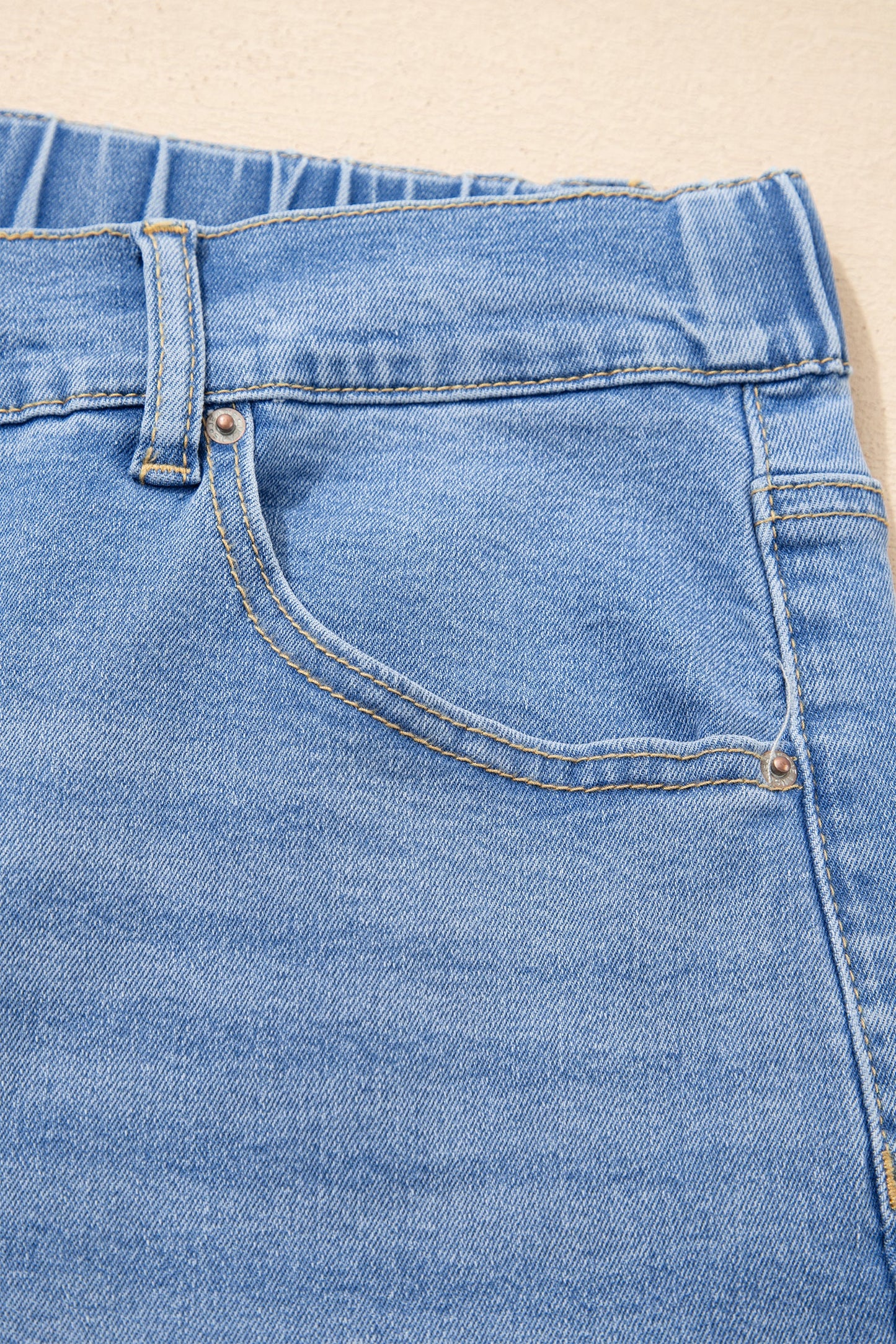 Vaqueros plus size de lavado ácido azul claro con cordones de contraste