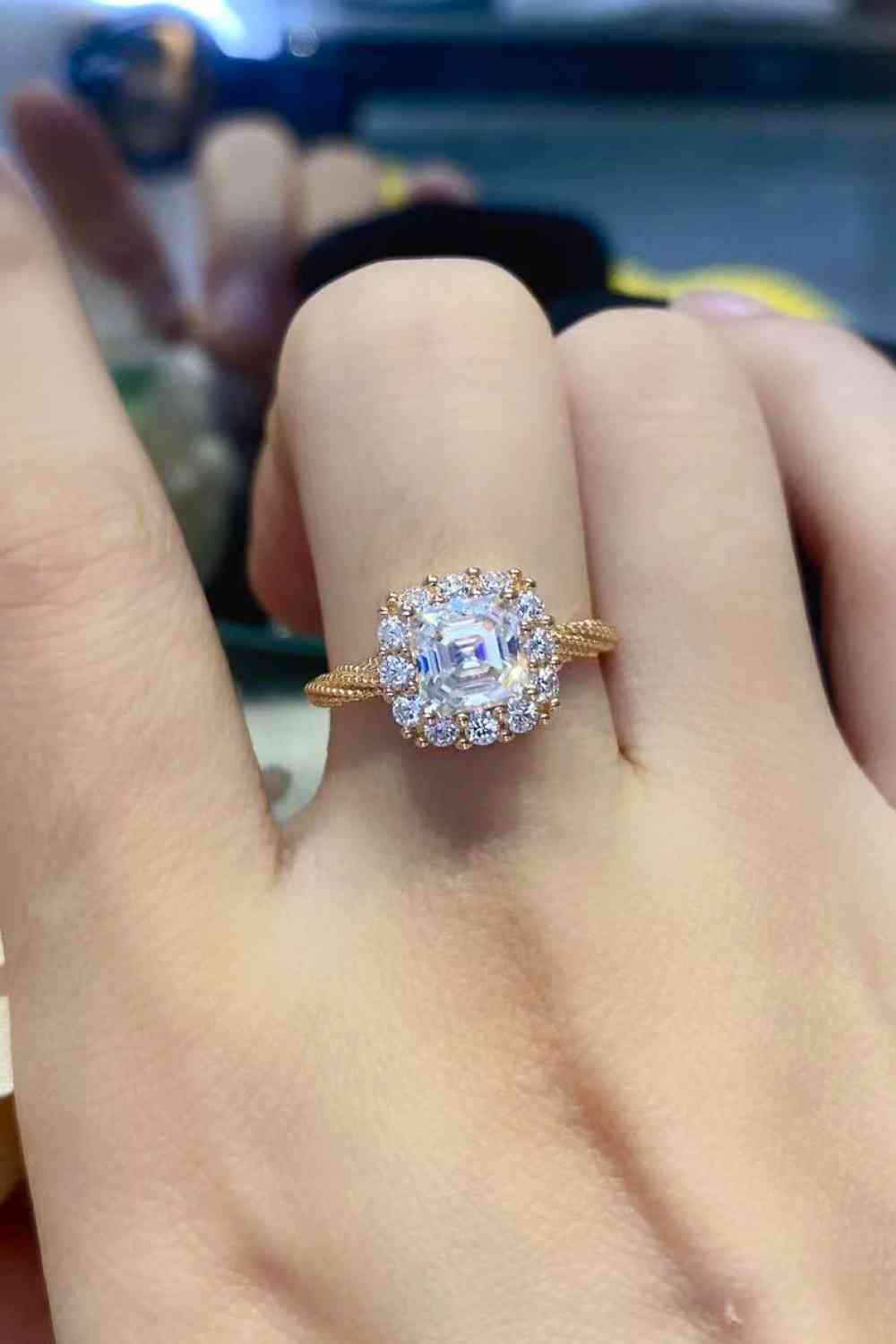 Anillo retorcido con moissanita de 1 quilate ElegantGem – Diseño minimalista en oro rosa de 18 quilates Ver tabla de tallas en "más detalles"