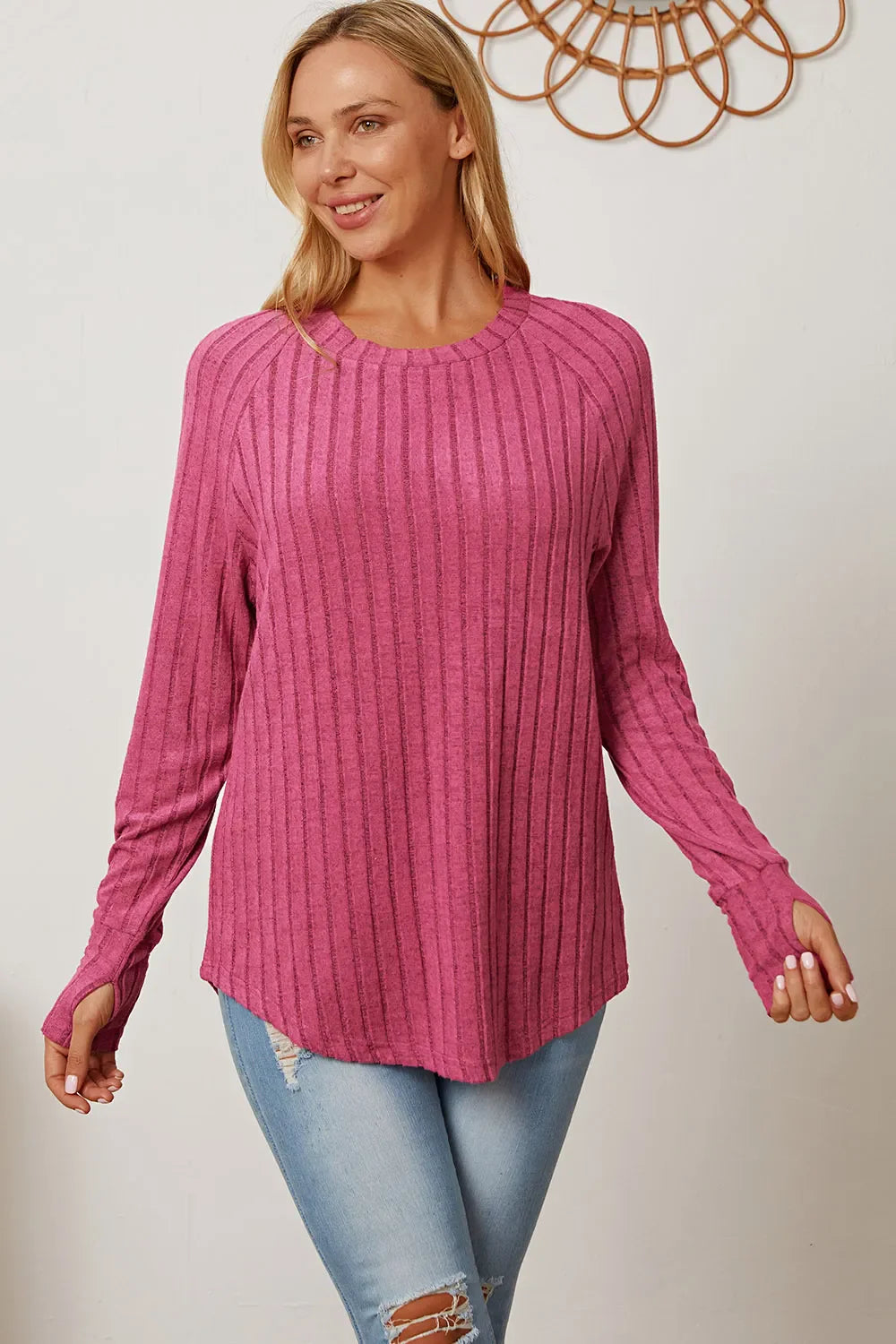 Camiseta básica de canalé con manga de orificio para pulgar y de talla completa para mujer