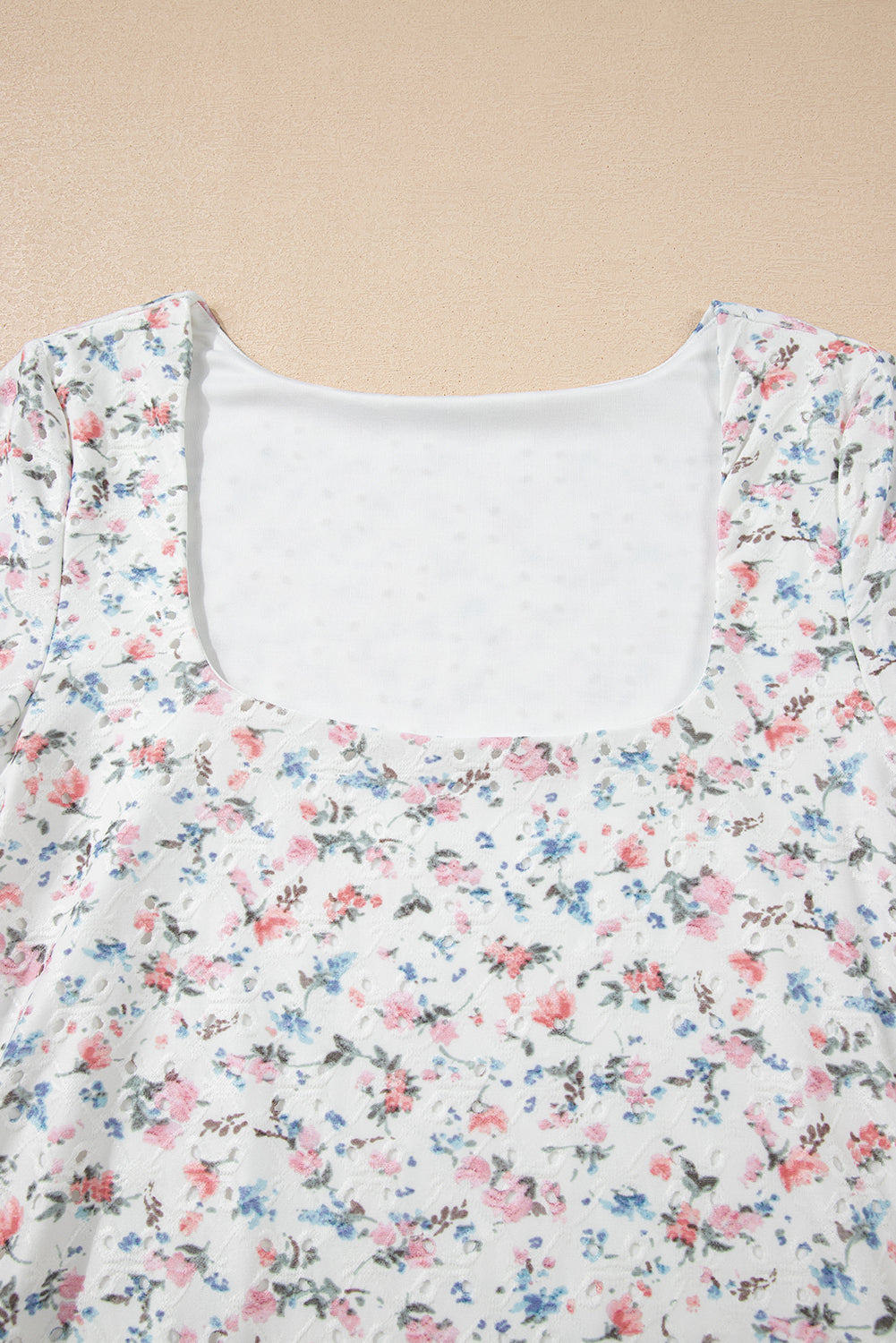 Top de manga larga entallado con cuello cuadrado y estampado floral blanco texturizado