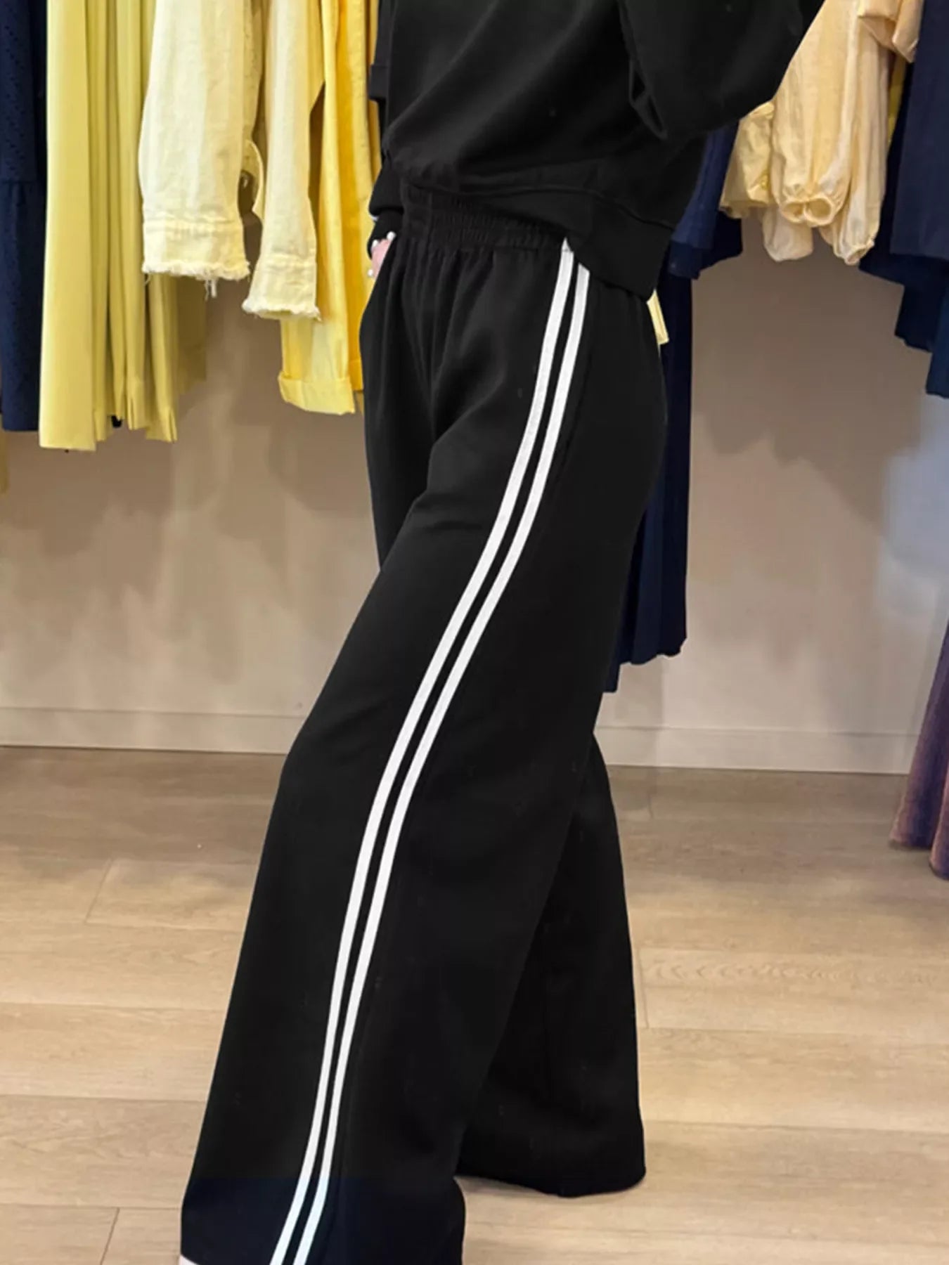 Conjunto de 2 piezas de top de cuello redondo con detalle a rayas y pantalones de chándal elásticos