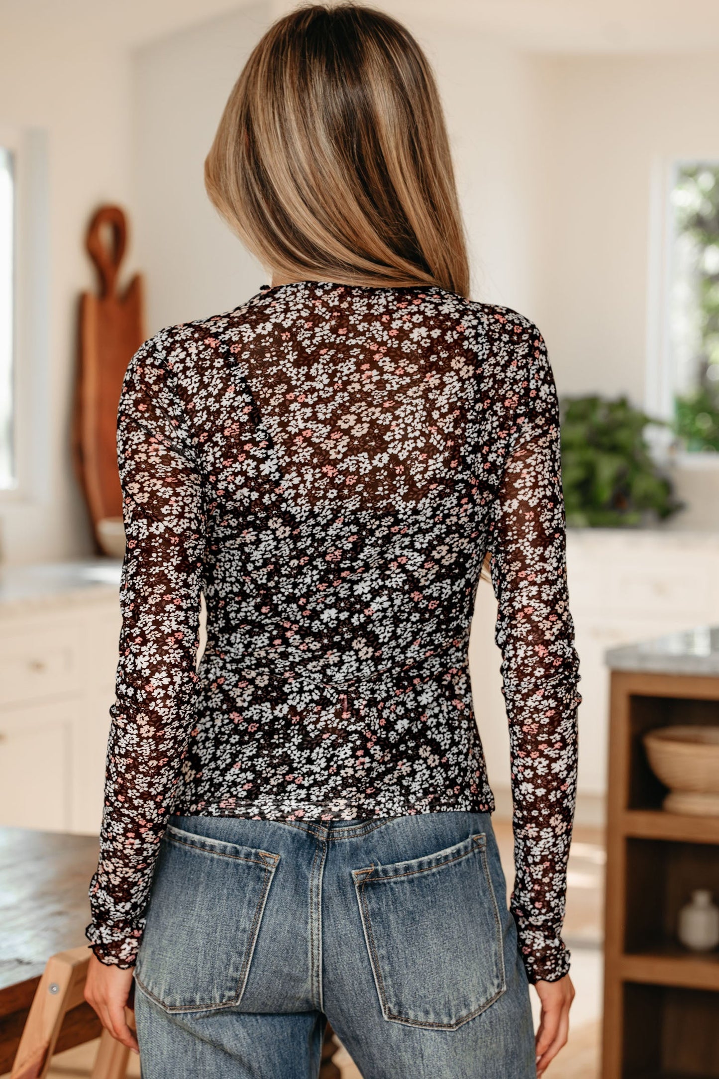 Top ajustado de malla con estampado floral pequeño y orificio para el pulgar