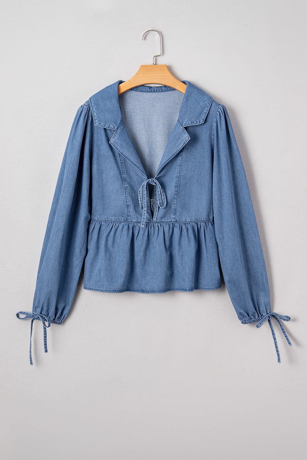 Top péplum atado con manga globo, cuello solapa y denim azul anochecer