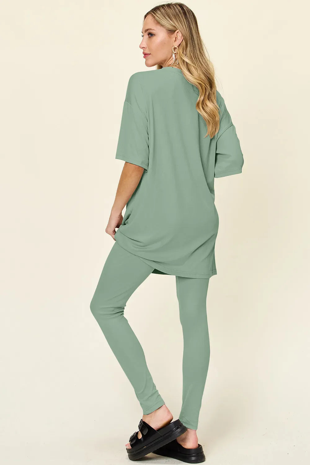 Conjunto de camiseta de manga caída con cuello redondo de tamaño completo y leggings Double Take