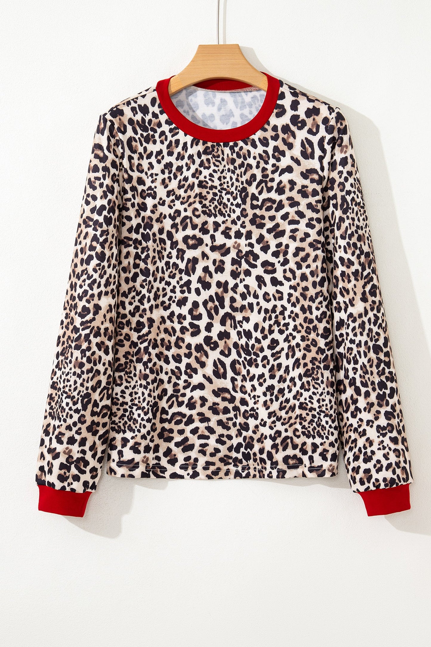 Top de manga larga con cuello redondo y estampado de leopardo marrón con ribete en contraste