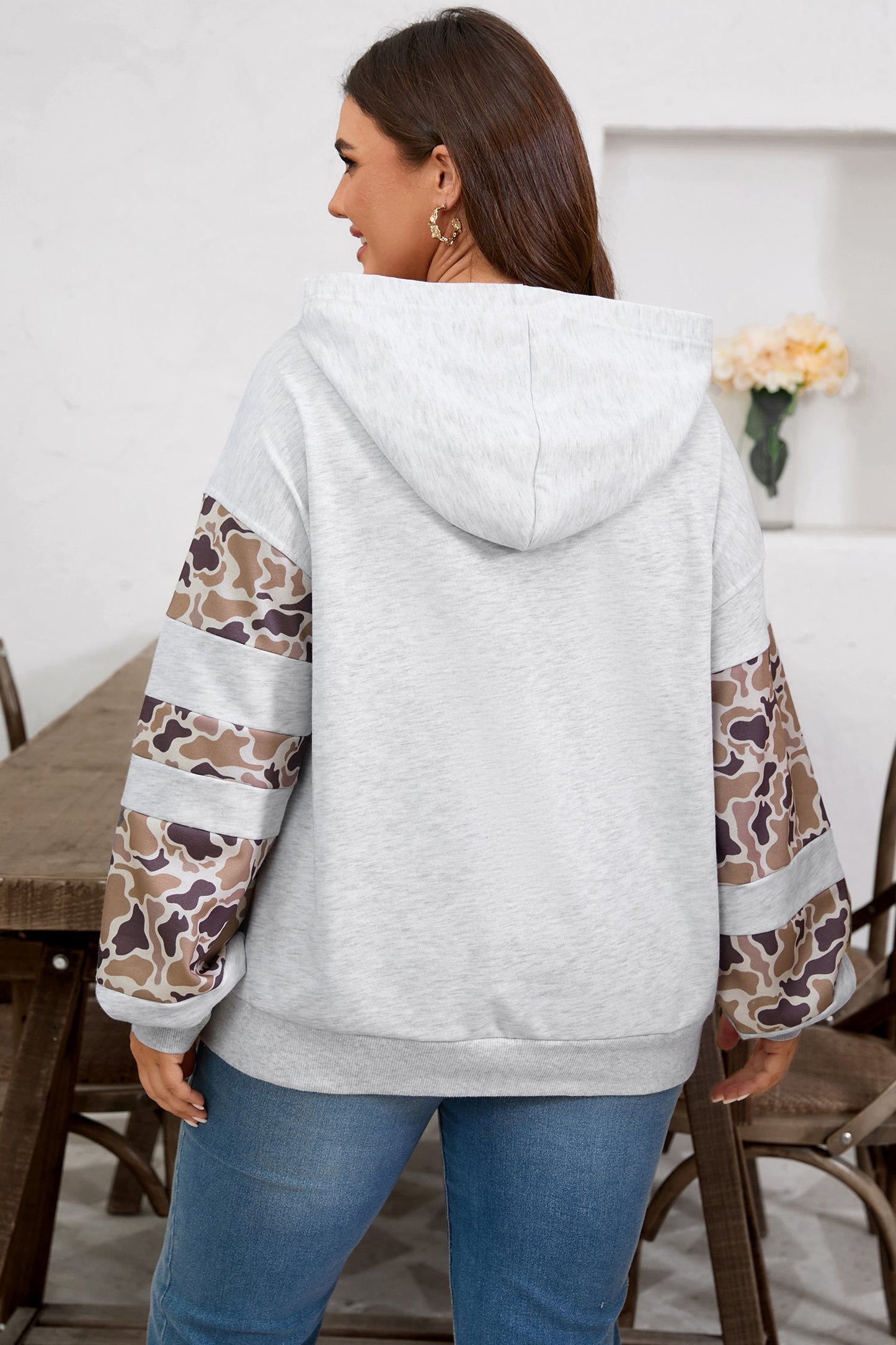 Sudadera con capucha de talla grande con manga asimétrica y retales de camuflaje gris claro