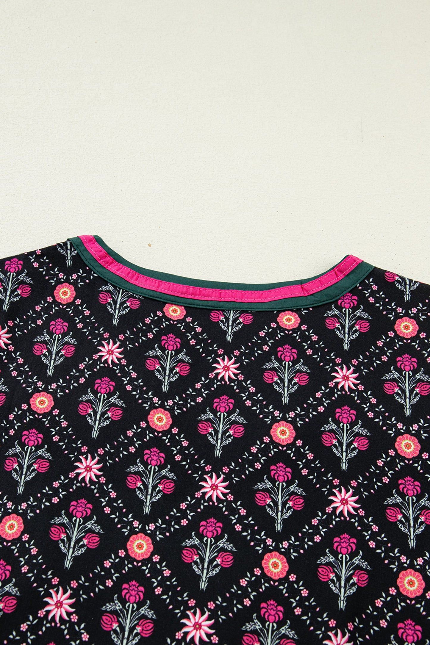 Blusa vintage floral con escote en V de contraste negro y manga tres cuartos