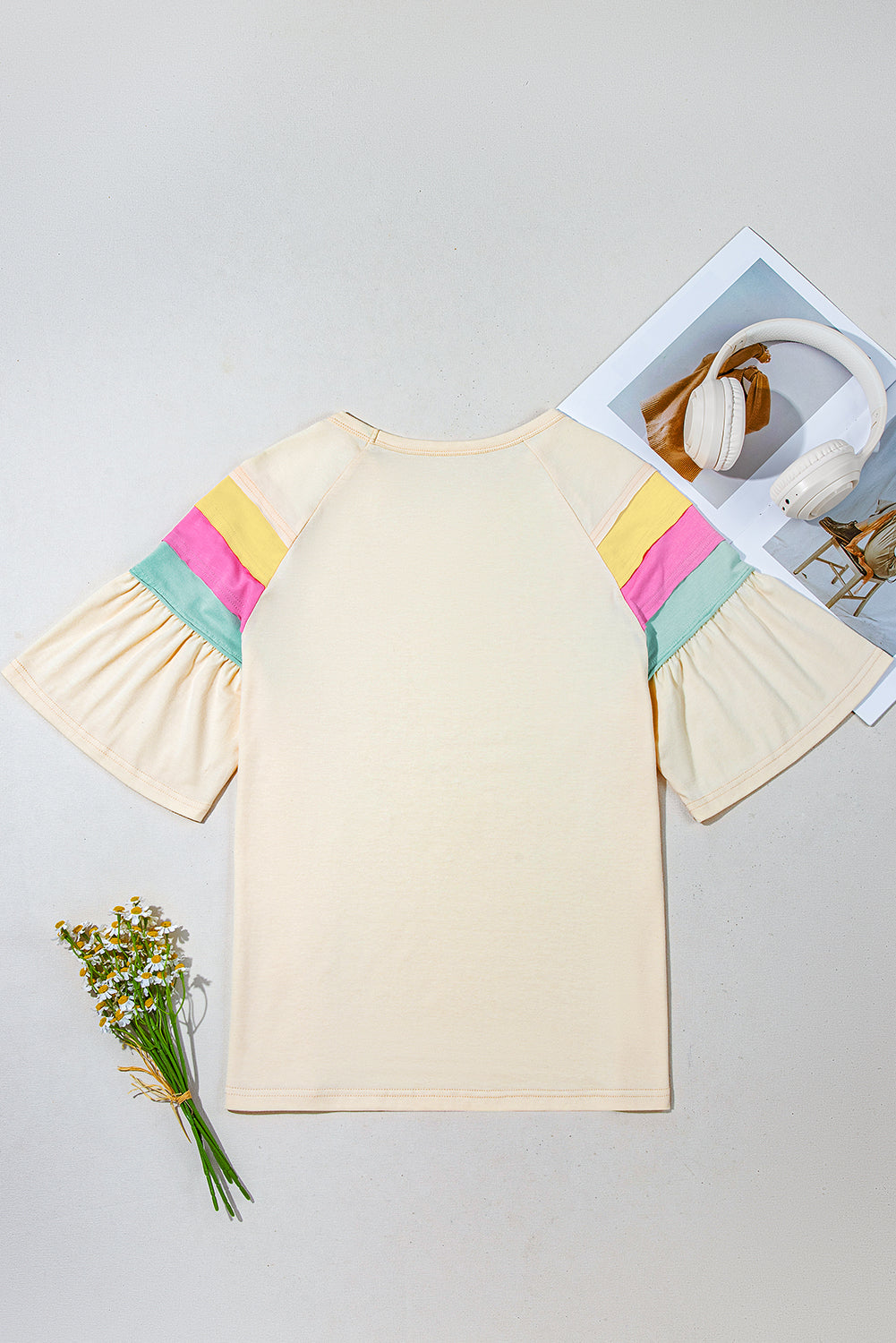 Camiseta blanca de manga corta y cuello redondo con bloques de color