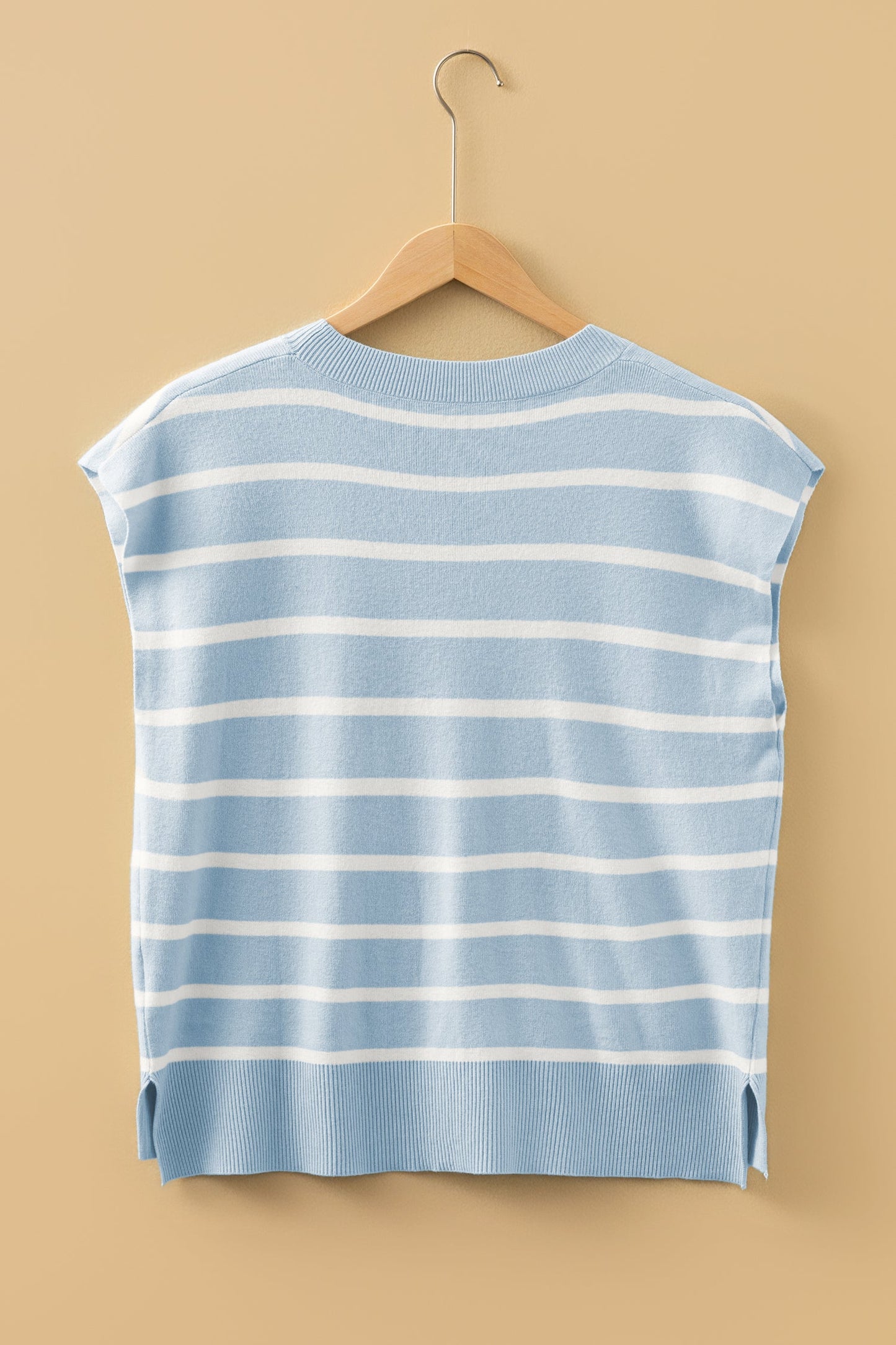Camiseta de punto de manga corta con cuello redondo y aberturas laterales en pergamino
