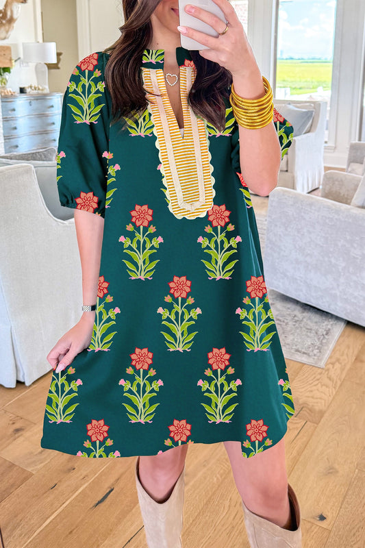 Vestido de manga corta con estampado floral verde, ribete a contraste y retazos a rayas