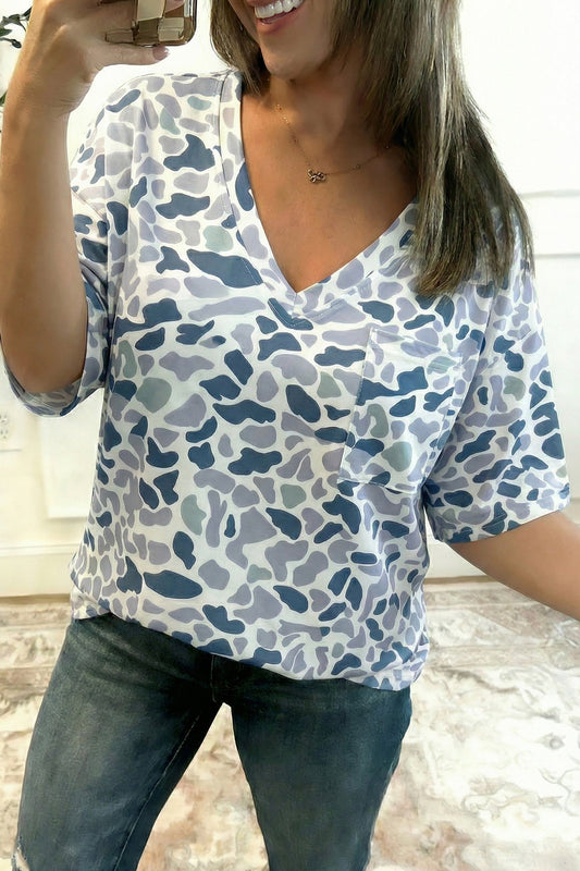 Camiseta con estampado de camuflaje gris, cuello en V y bolsillo único en el pecho