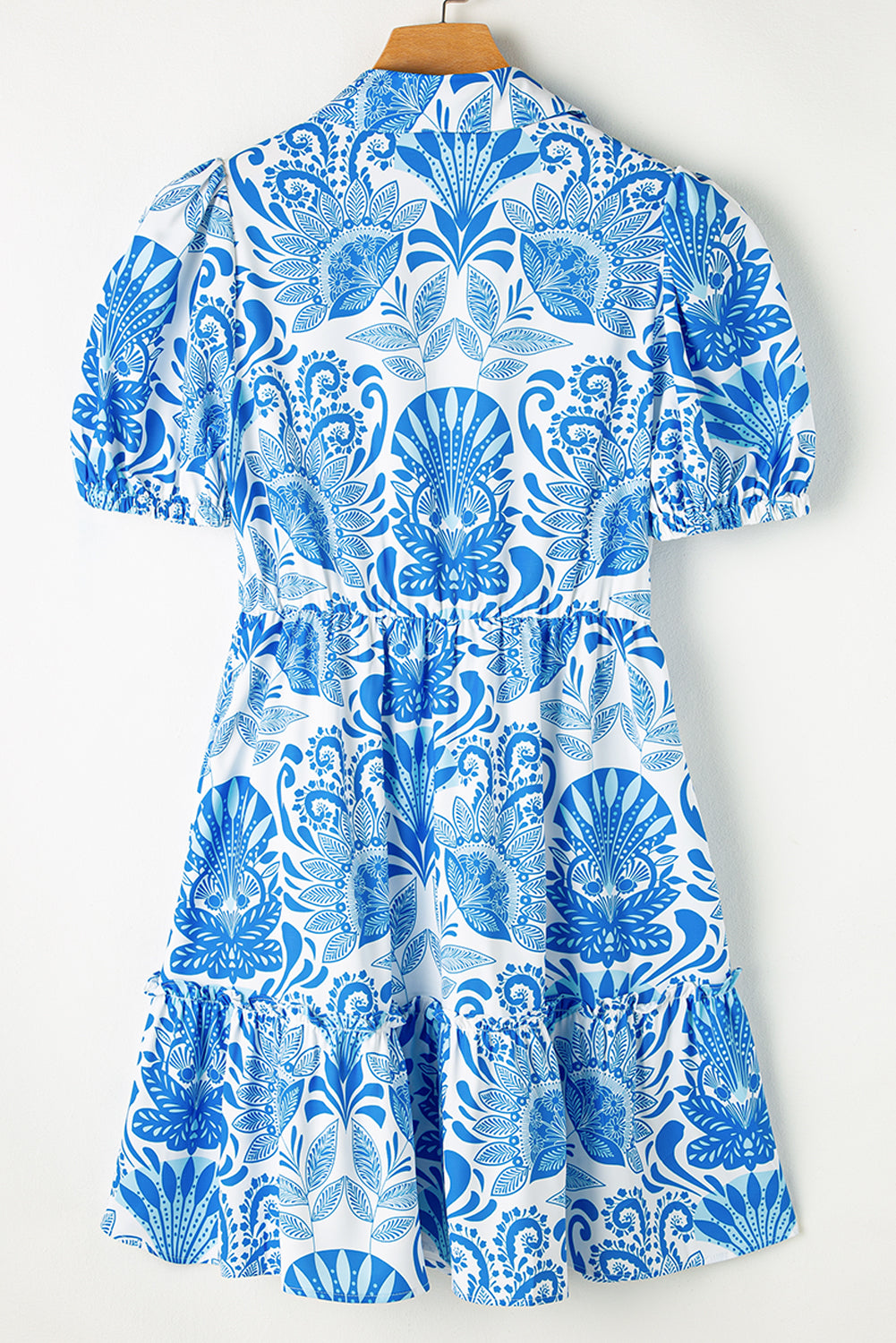 Minivestido fruncido con estampado floral retro azul cielo y cintura con cordón