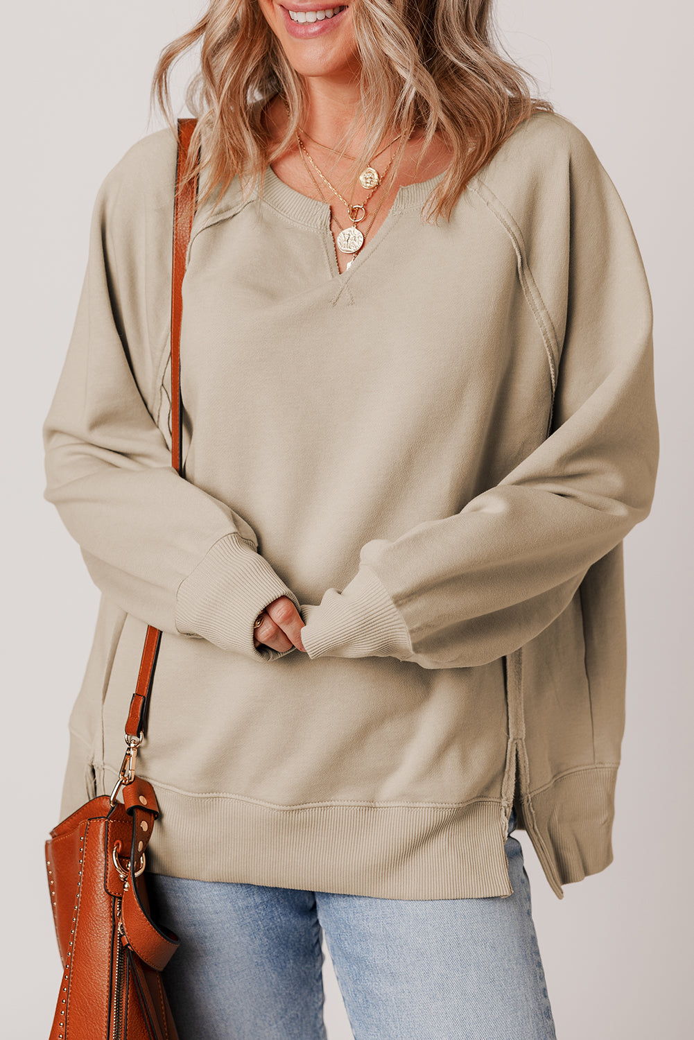 Sudadera con bajo deshilachado, costuras expuestas, manga raglán y aberturas laterales color pergamino