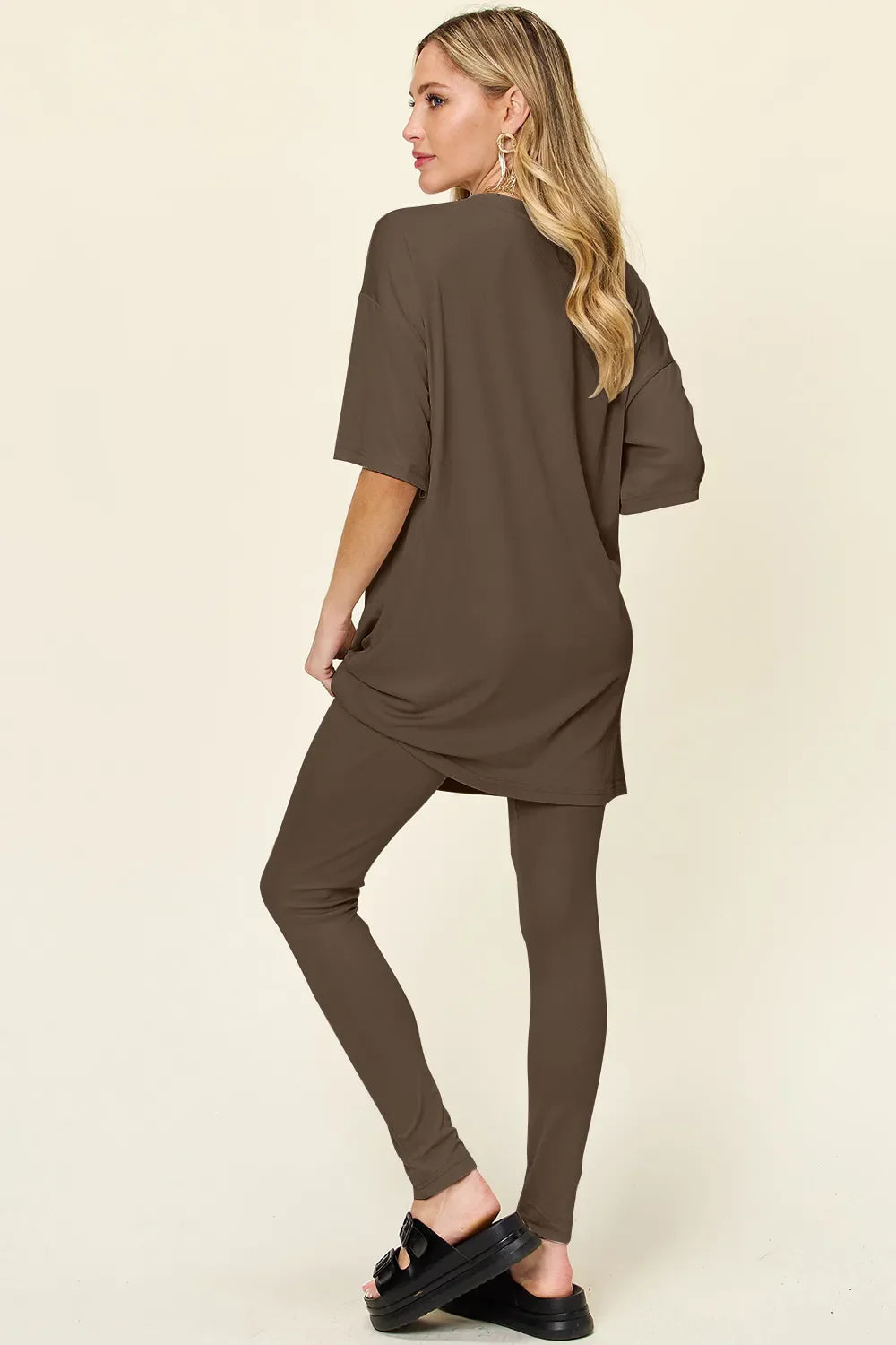 Conjunto de camiseta de manga caída con cuello redondo de tamaño completo y leggings Double Take