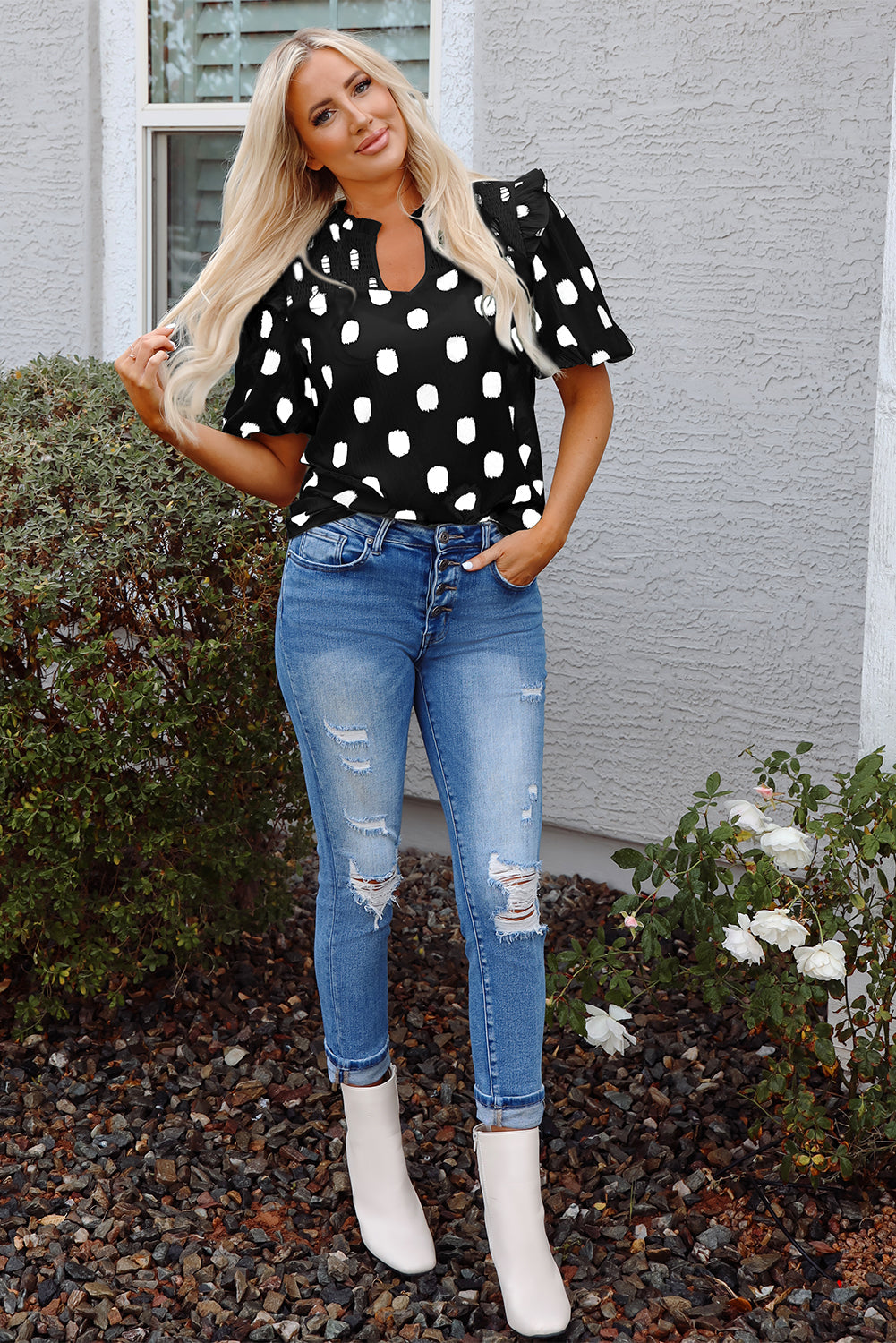 Blusa con estampado de lunares negros, canesú fruncido, escote con muesca y manga globo