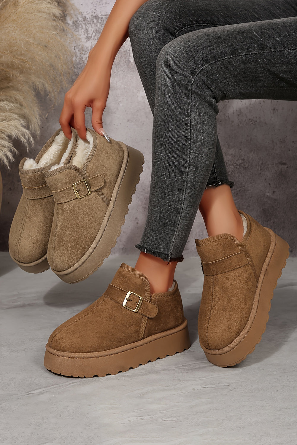 Botas de invierno cómodas con plataforma, puntera redonda y detalle de hebilla en color café