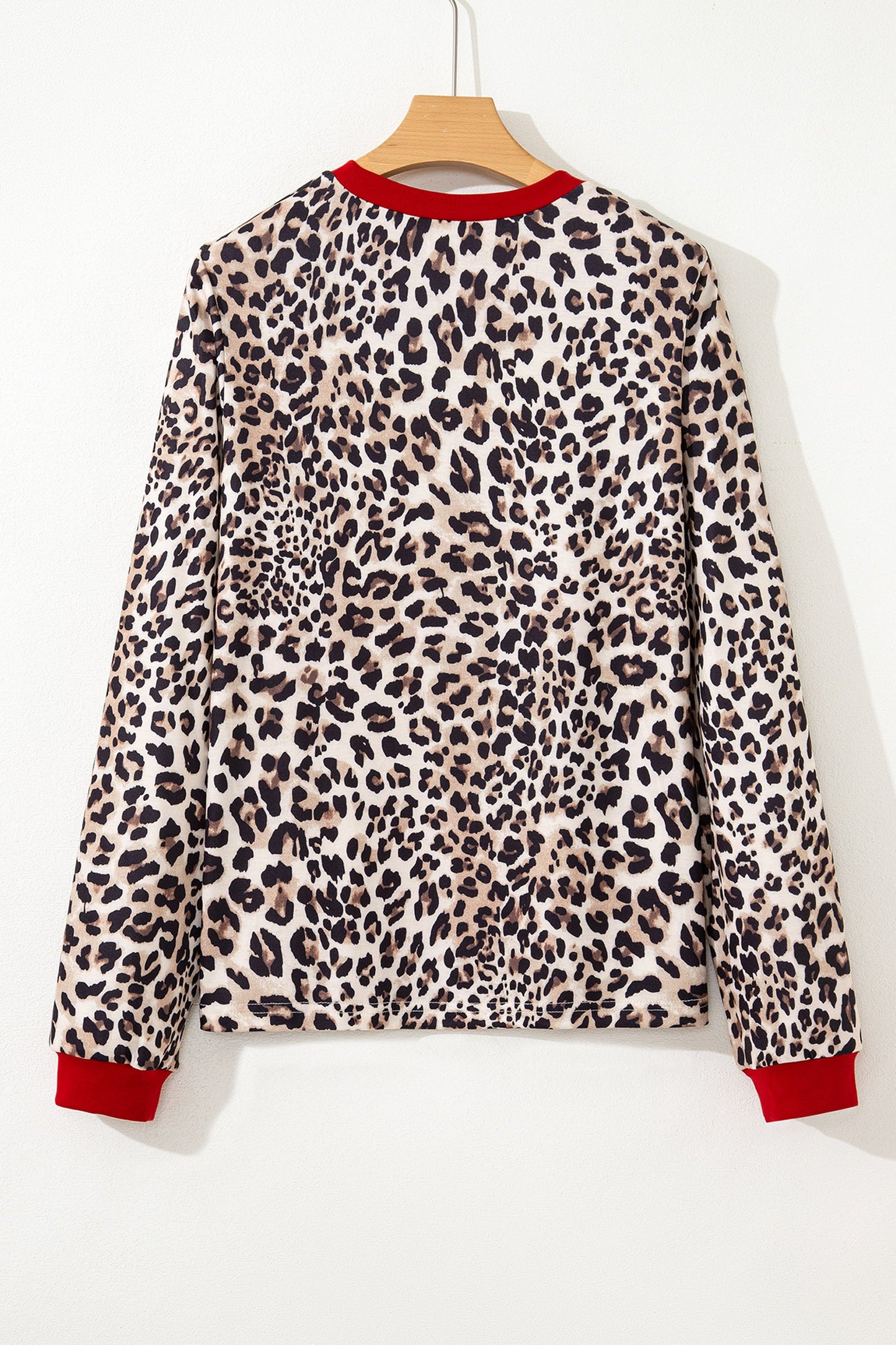 Top de manga larga con cuello redondo y estampado de leopardo marrón con ribete en contraste
