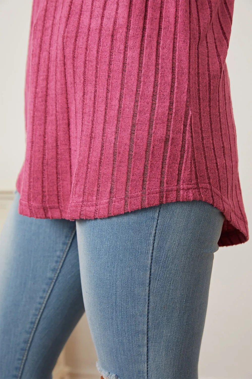 Camiseta básica de canalé con manga de orificio para pulgar y de talla completa para mujer