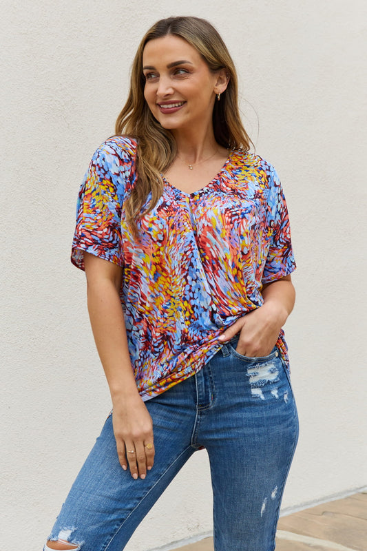 Blusa fluida con mangas dolman y estampado de tamaño completo Be Stage