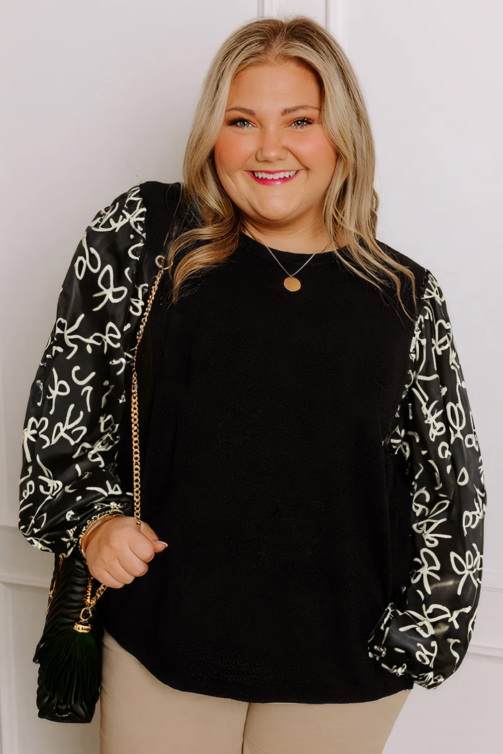 Blusa de Talla Grande con Estampado de Lazo Negro y Mangas de Retazos