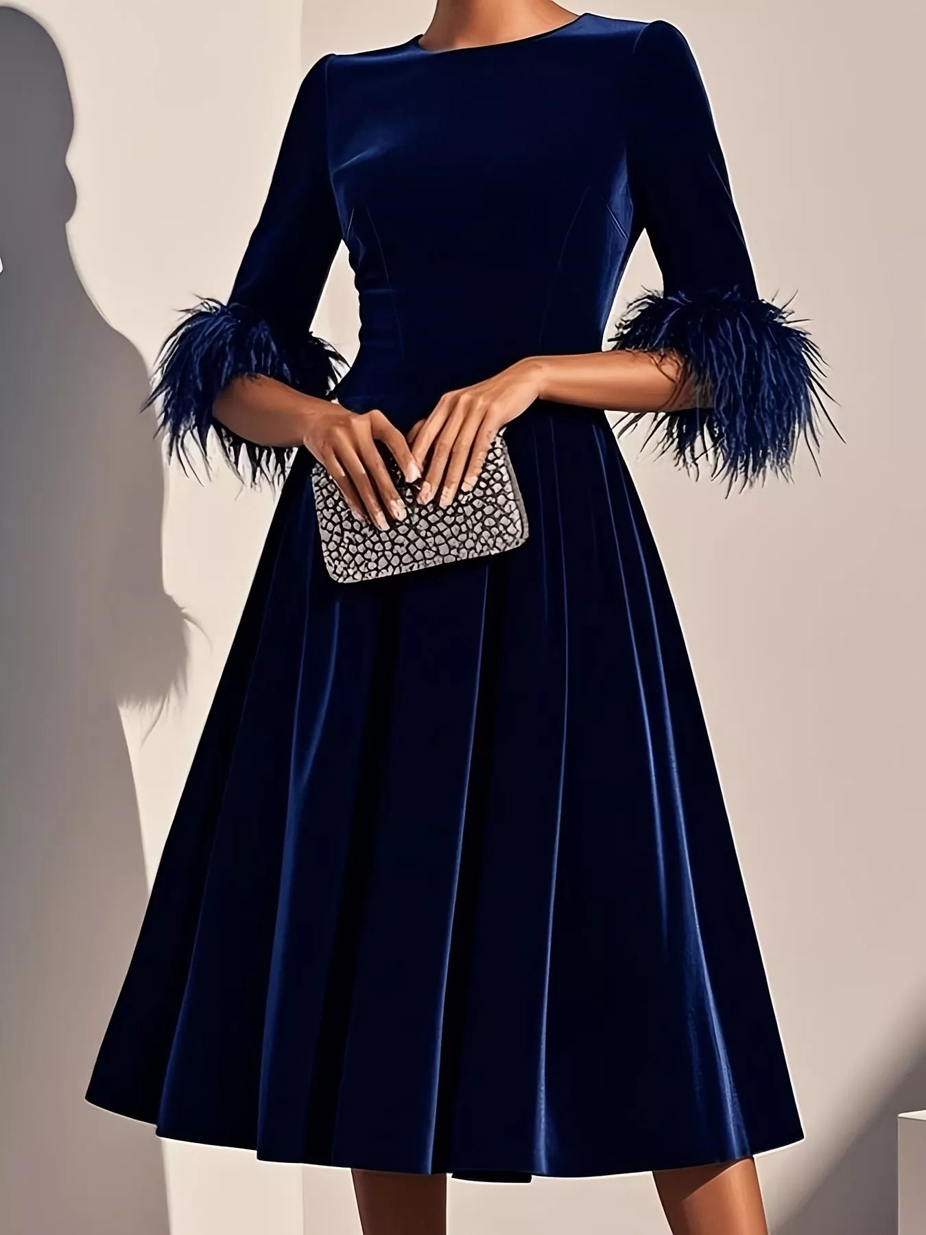Vestido Midi de Terciopelo con Puños de Plumas