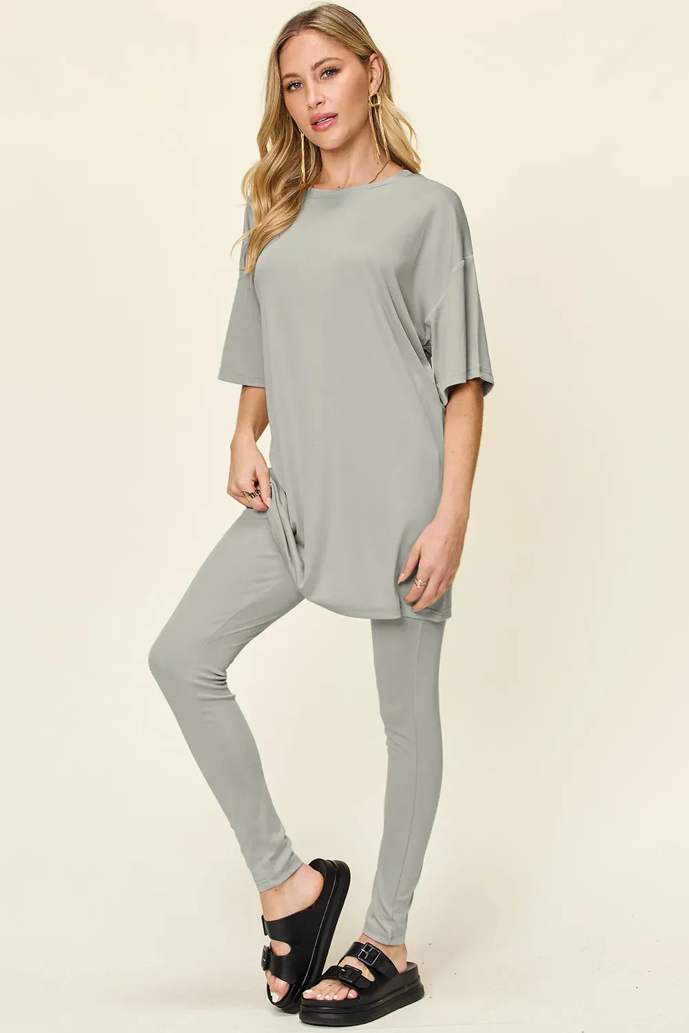 Conjunto de camiseta de manga caída con cuello redondo de tamaño completo y leggings Double Take
