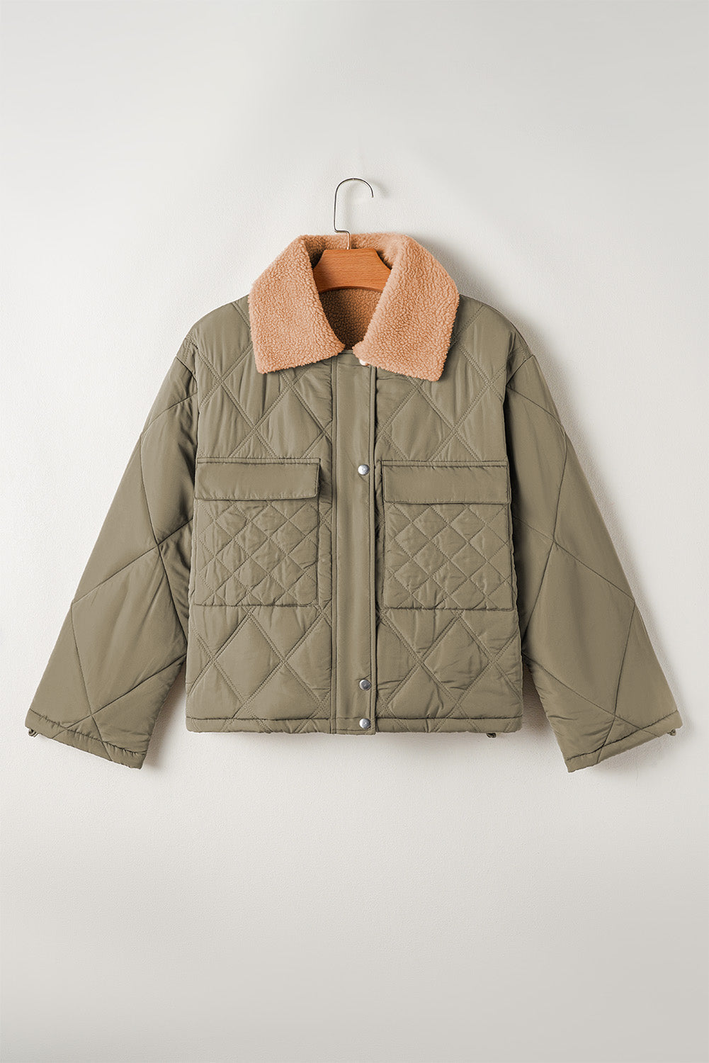 Chaqueta acolchada de plumón con cuello teddy verde selva y bolsillos de solapa