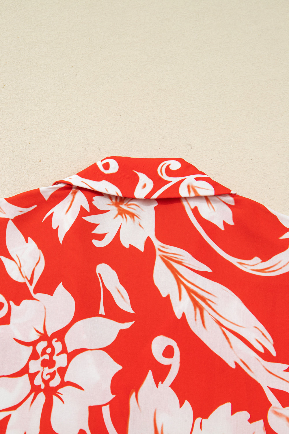 Camisa Roja de Tallas Grandes con Estampado Floral y Botones Sueltos