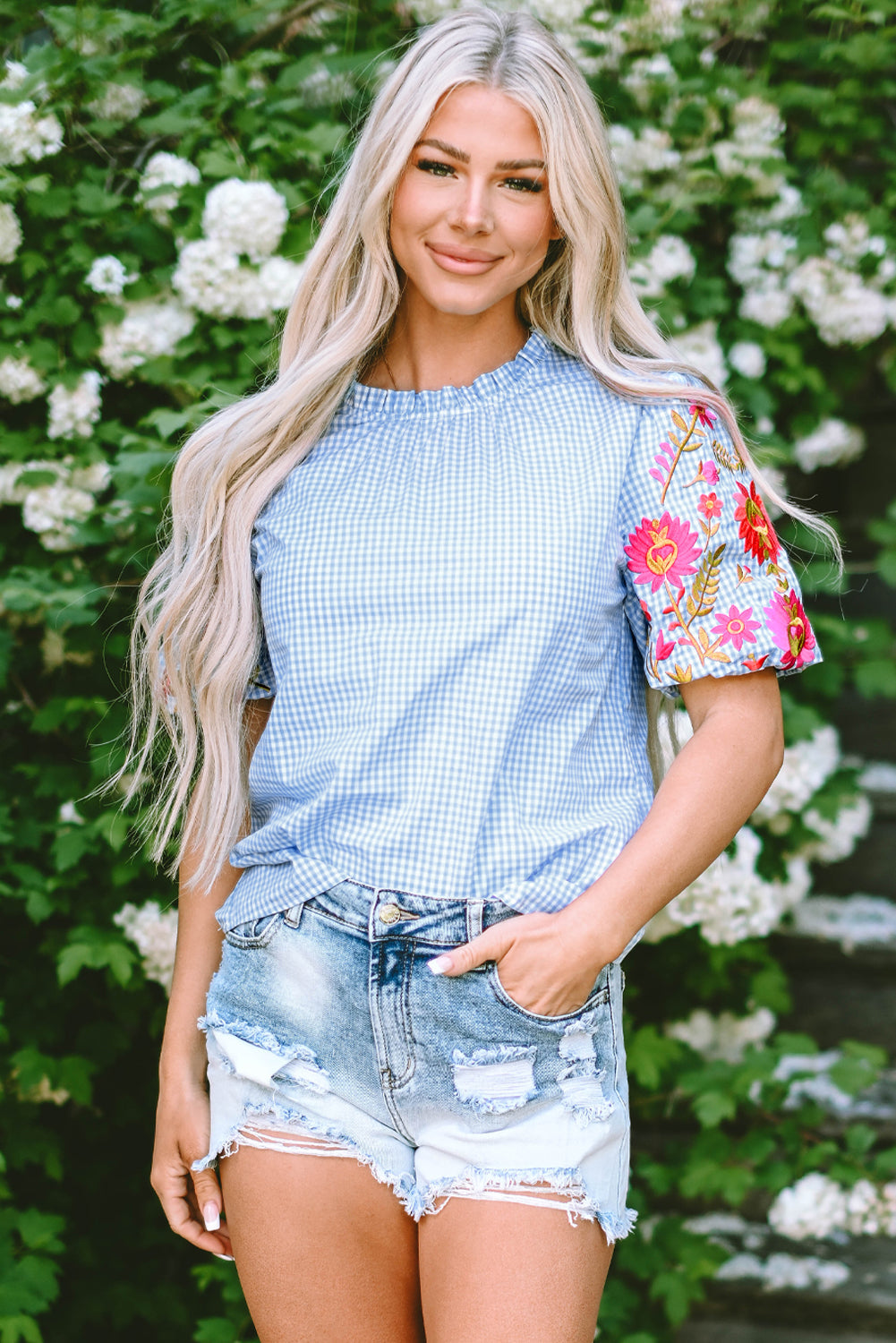 Blusa azul claro de cuadros vichy con bordado floral y mangas abullonadas